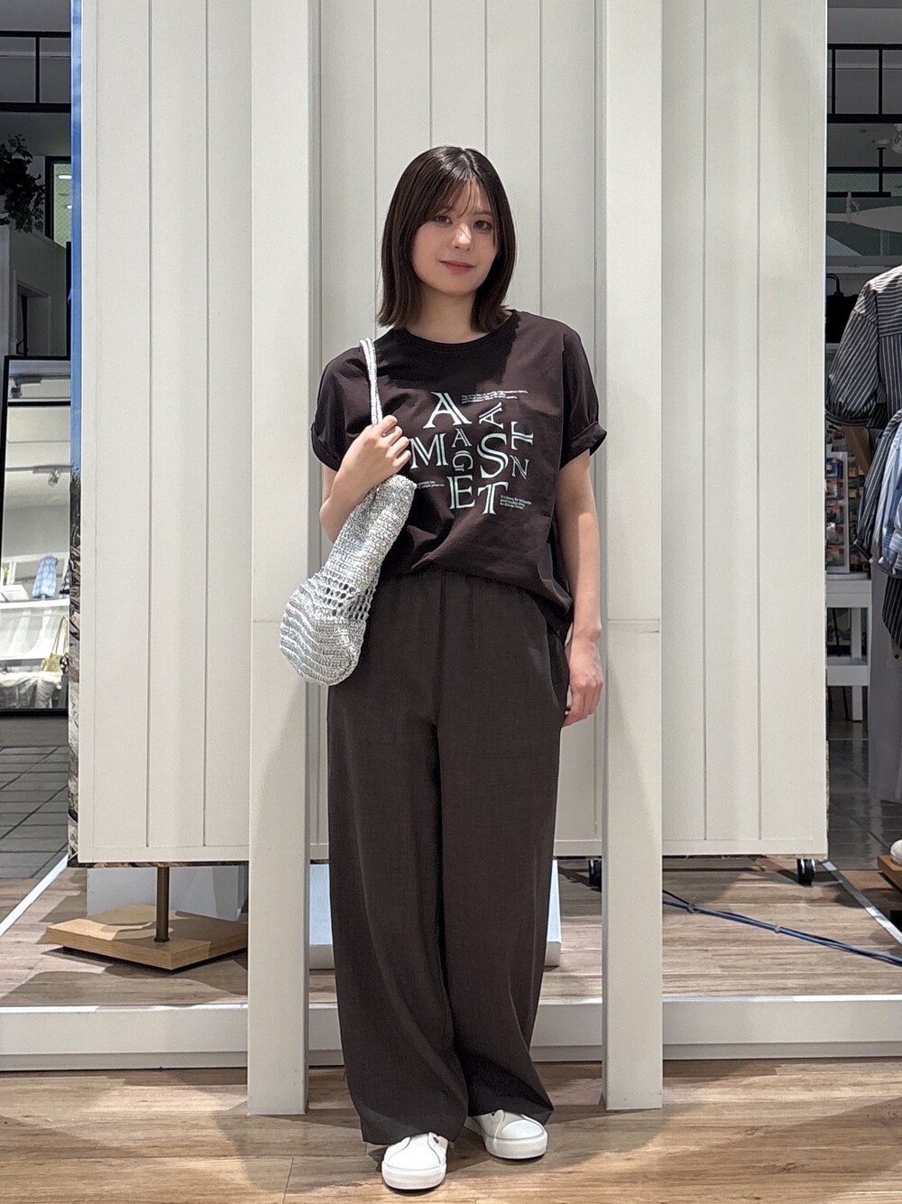 ブラウン系のTシャツ/カットソー、ブラウン系のその他パンツ、ホワイト系のスニーカーを着用したレディースの春コーディネートの1枚目の写真