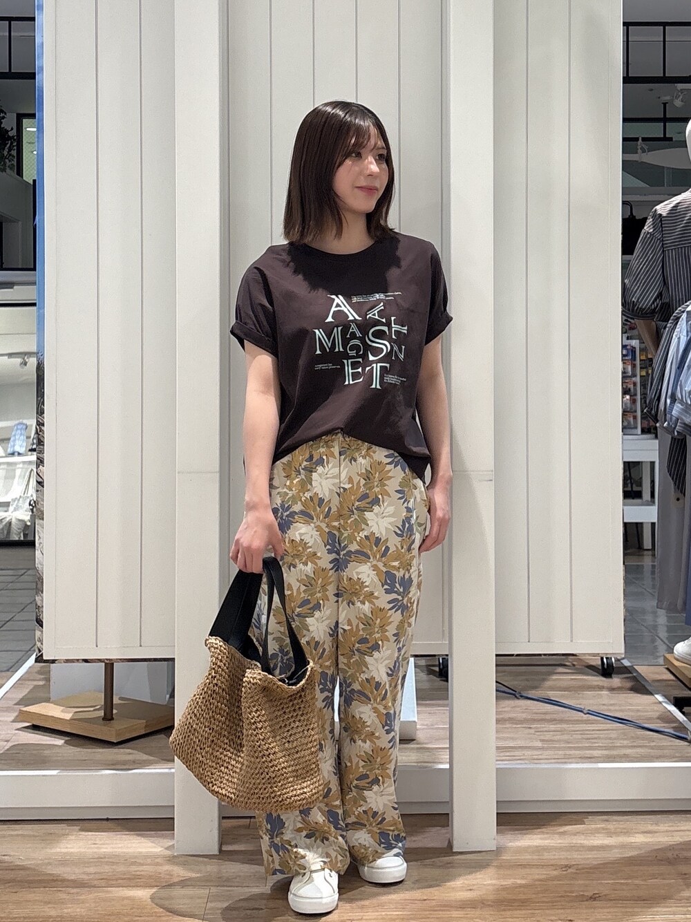 ブラウン系のTシャツ/カットソー、ブラウン系のその他パンツ、ホワイト系のスニーカーを着用したレディースの春コーディネートの1枚目の写真