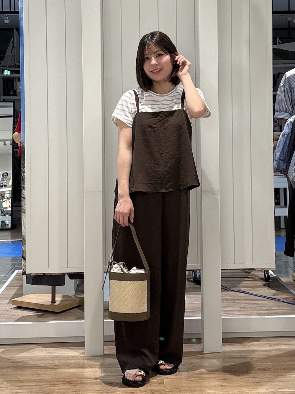グレー系のTシャツ/カットソー、ブラウン系のサロペット/オーバーオール、ベージュ系のショルダーバッグを着用したレディースの春コーディネートの1枚目の写真