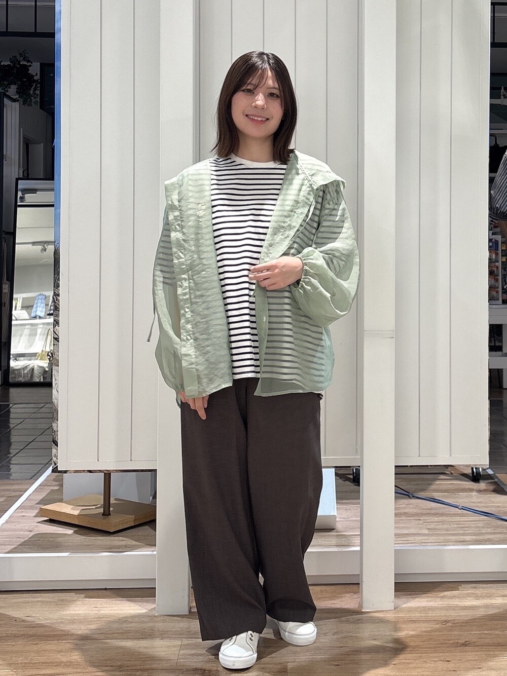 グリーン系のシャツ/ブラウス、ホワイト系のTシャツ/カットソー、ブラウン系のその他パンツを着用したレディースの春コーディネートの1枚目の写真
