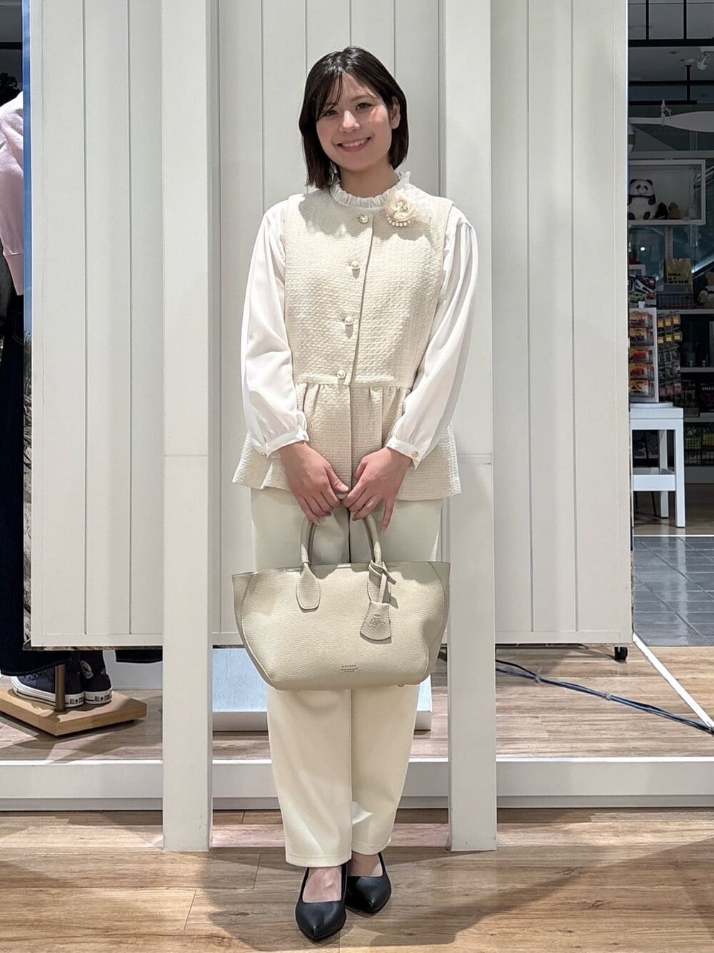 ホワイト系のシャツ/ブラウス、ホワイト系のその他パンツ、グレー系のトートバッグを着用したレディースの冬コーディネートの1枚目の写真