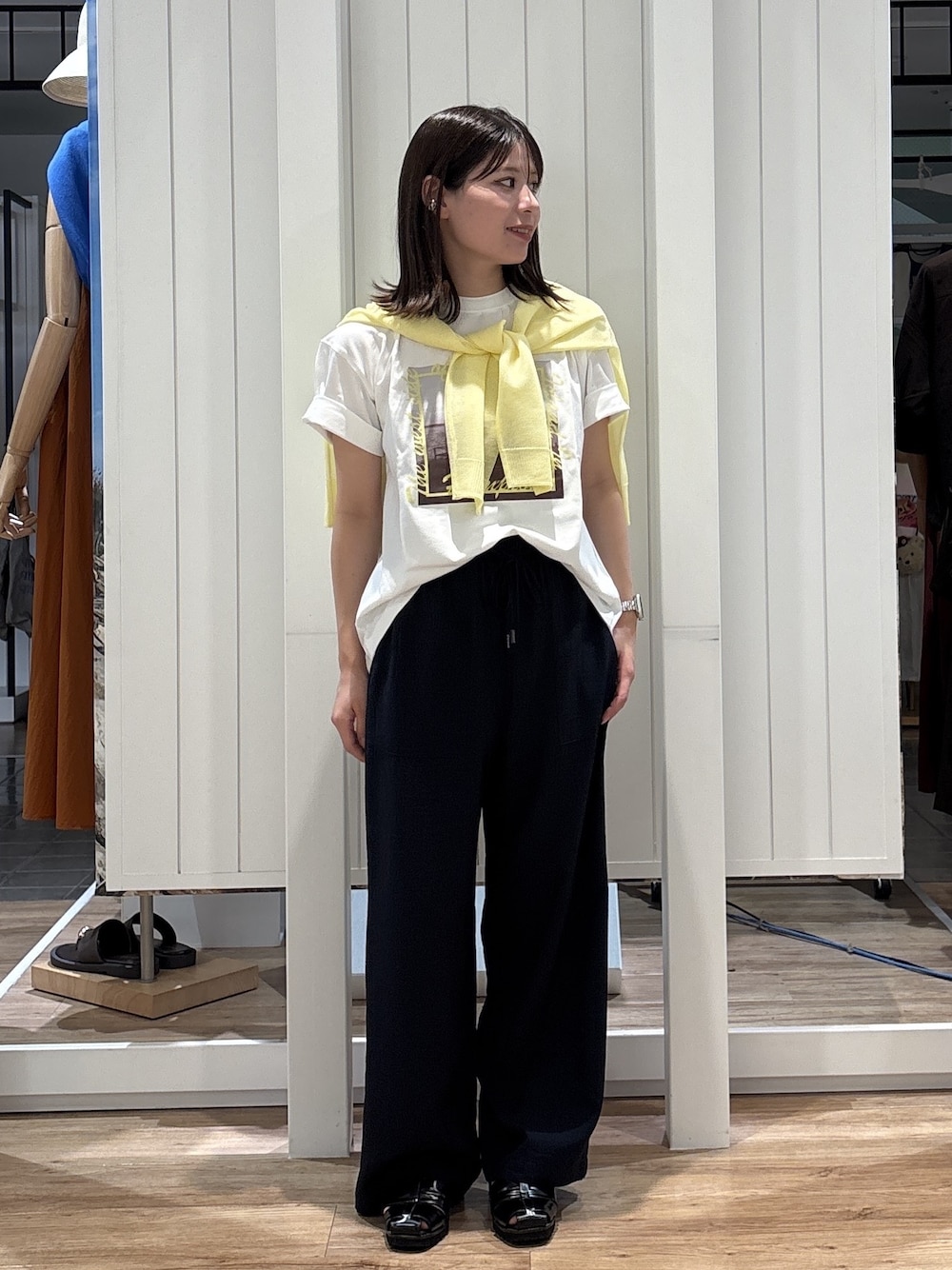 イエロー系のカーディガン/ボレロ、ブルー系のその他パンツを着用したレディースの夏コーディネートの1枚目の写真