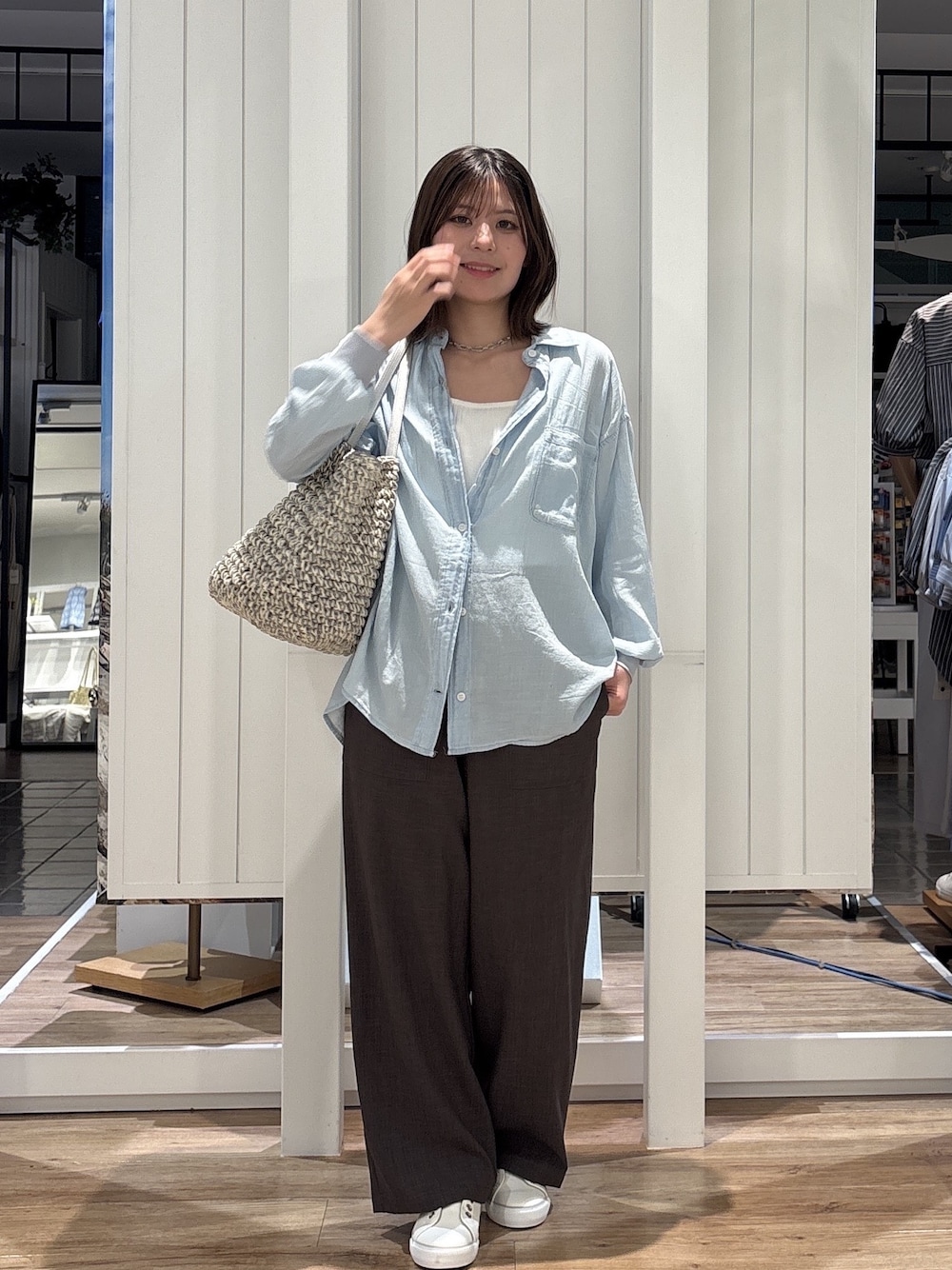 ブルー系のシャツ/ブラウス、ブラウン系のその他パンツ、ホワイト系のスニーカーを着用したレディースの春コーディネートの1枚目の写真