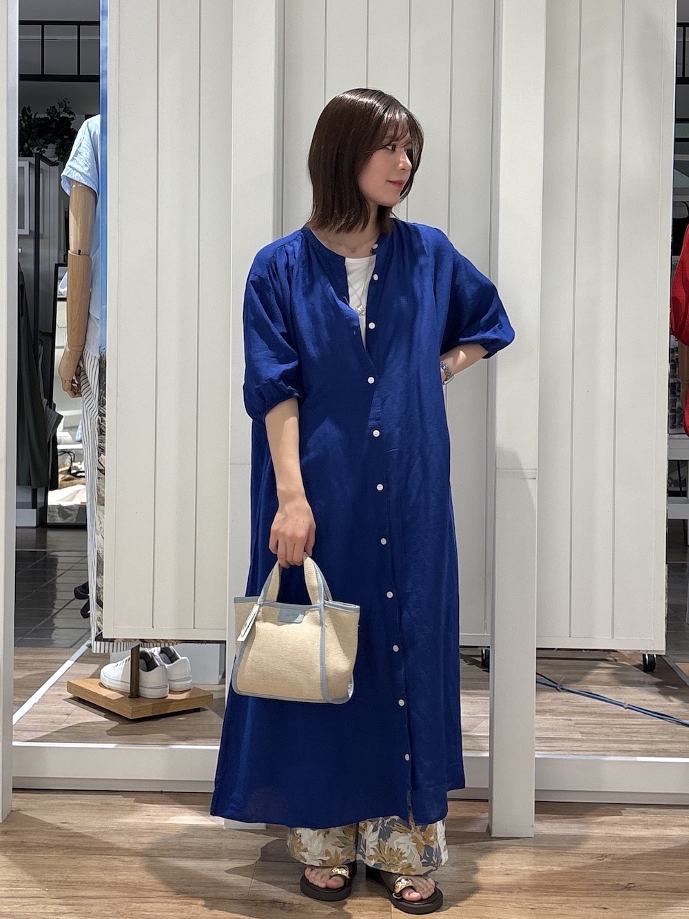 ブルー系のワンピース、ブラウン系のその他パンツを着用したレディースの夏コーディネートの1枚目の写真