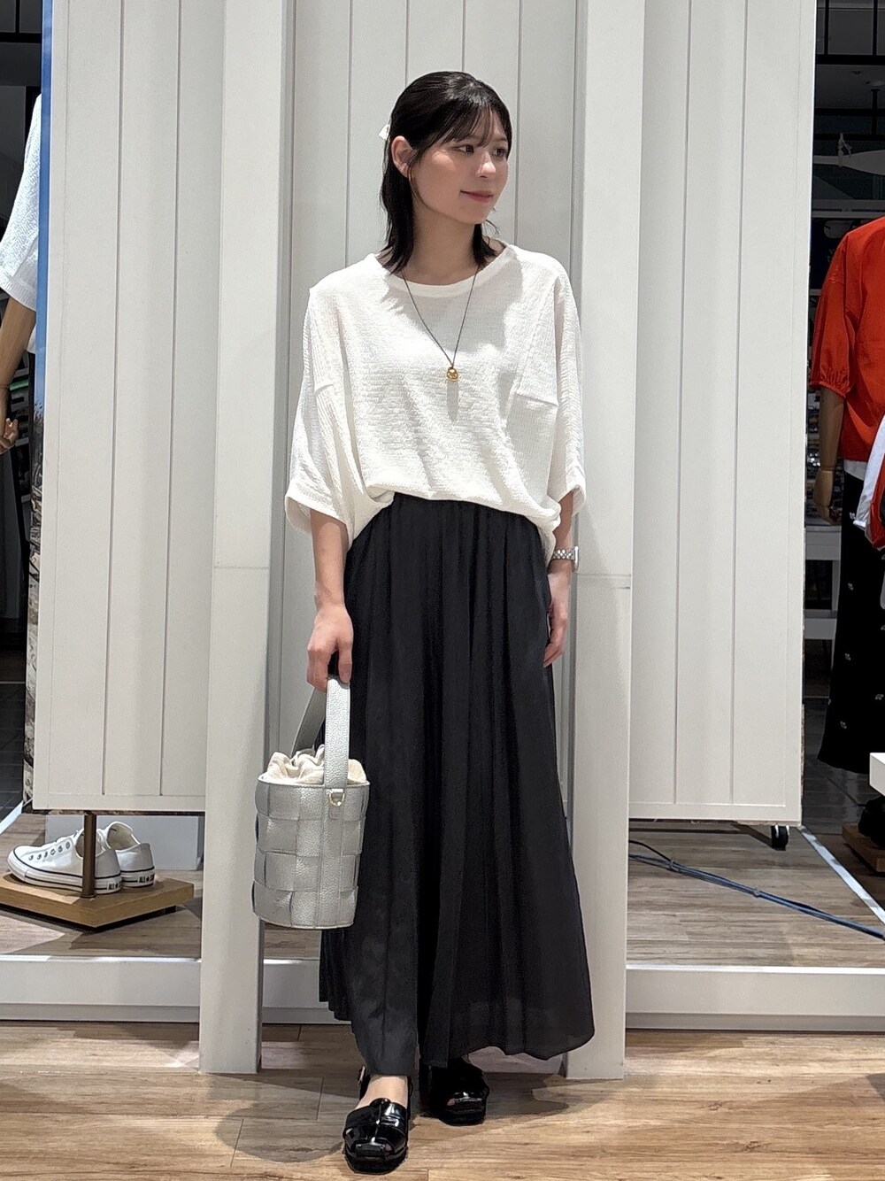 ホワイト系のTシャツ/カットソー、グレー系のその他パンツ、シルバー系のショルダーバッグを着用したレディースの夏コーディネートの1枚目の写真