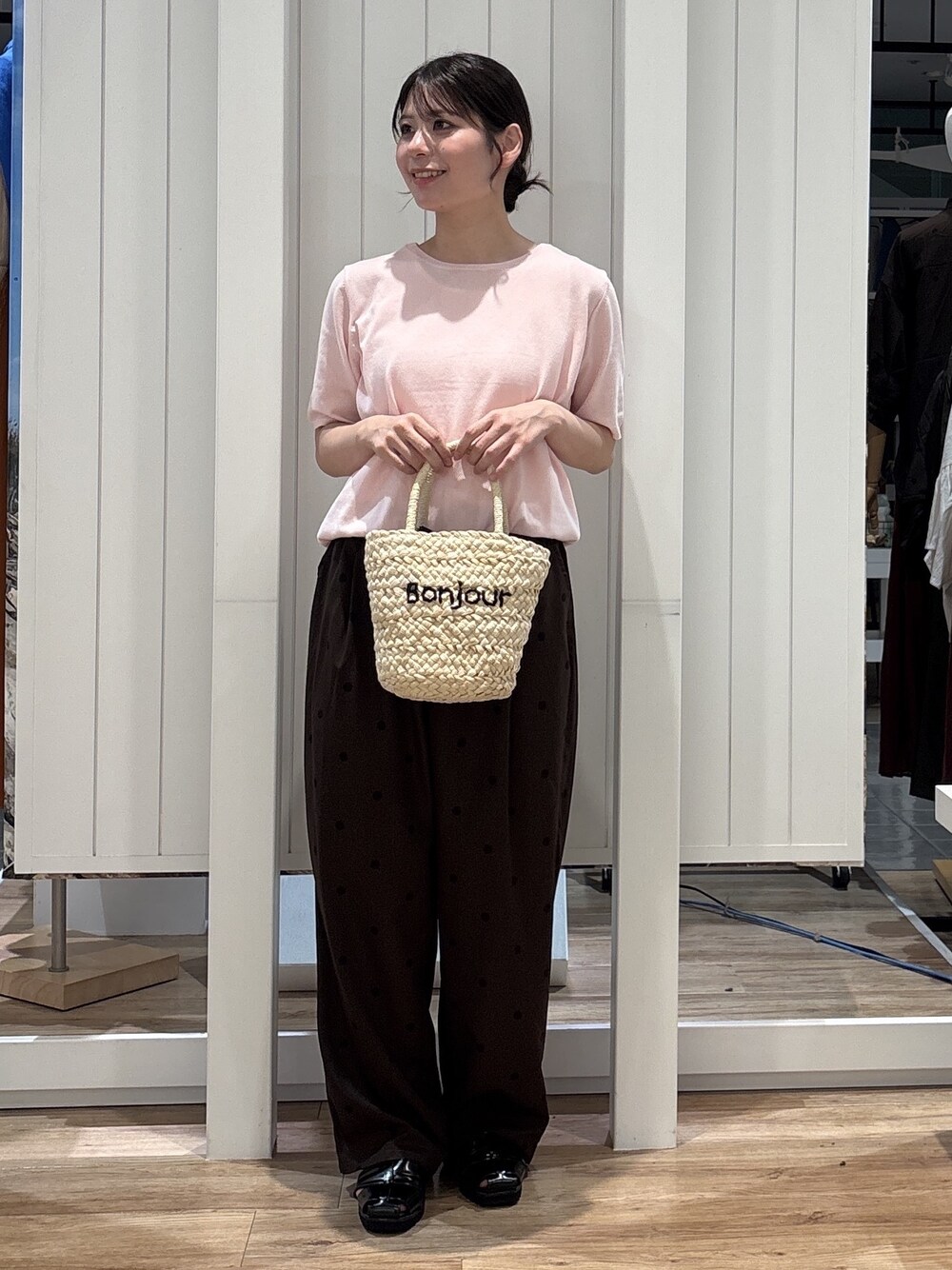 ピンク系のニット/セーター、グリーン系のその他パンツを着用したレディースの夏コーディネートの1枚目の写真