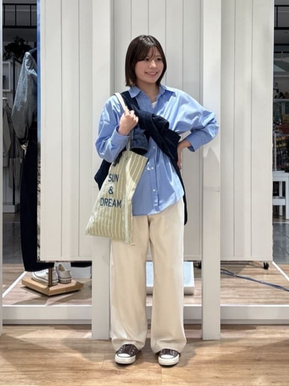 ブルー系のシャツ/ブラウス、ホワイト系のその他パンツ、ブルー系のシャツ/ブラウスを着用したレディースの春コーディネートの1枚目の写真