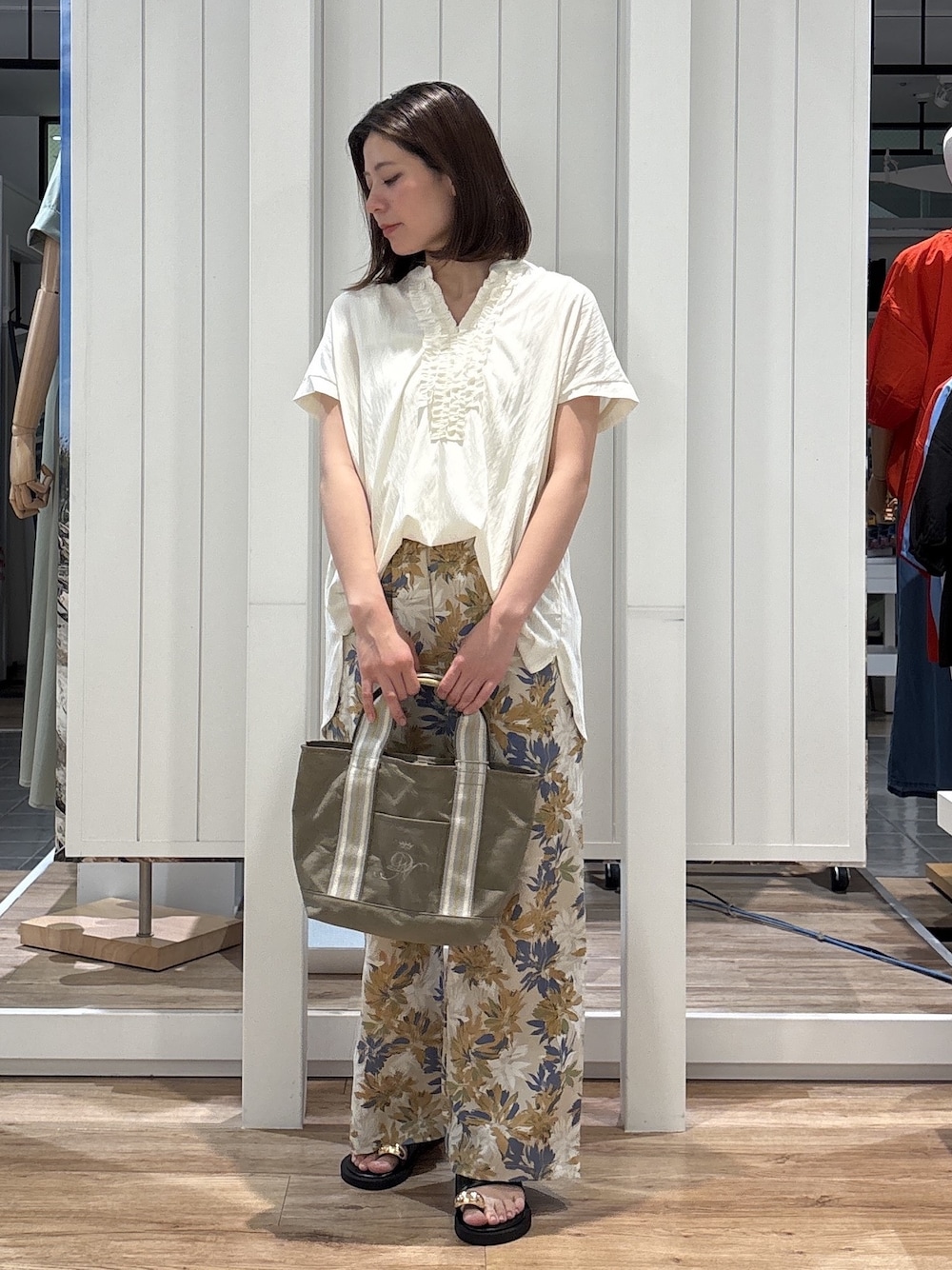 ホワイト系のシャツ/ブラウス、ブラウン系のその他パンツを着用したレディースの夏コーディネートの1枚目の写真