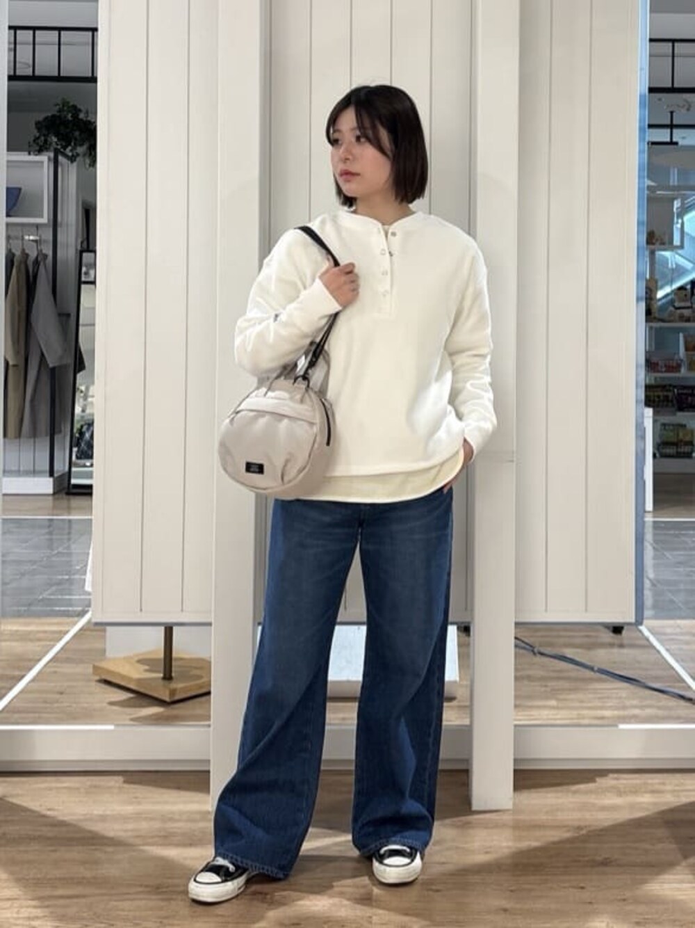 ブルー系のその他パンツ、ベージュ系のショルダーバッグ、イエロー系のTシャツ/カットソーを着用したレディースの冬コーディネートの1枚目の写真