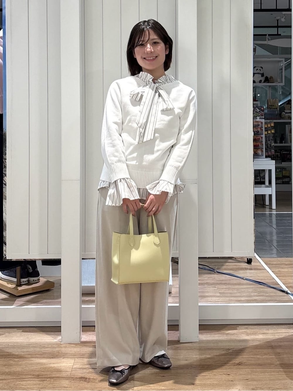 ホワイト系のニット/セーター、ピンク系のシャツ/ブラウス、ベージュ系のその他パンツを着用したレディースの春コーディネートの1枚目の写真