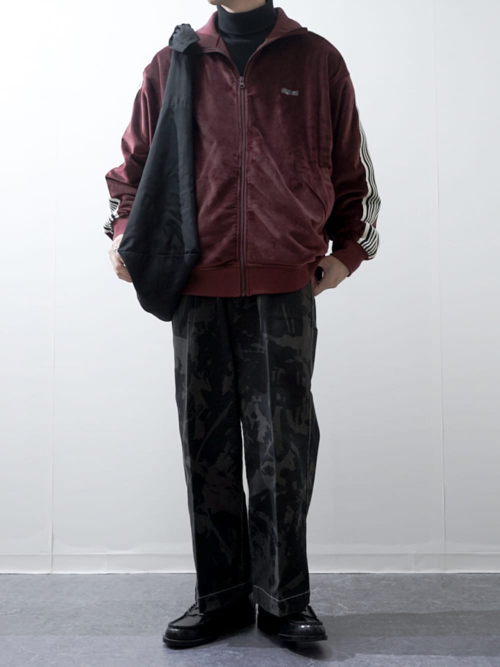 「ファッションを楽しもう、WEARyouthコーデ、トラックジャケット、スポーツミックス、タートルネック、レイヤードスタイル、ワインレッド、柄パンツ、ショルダーバッグ、休日スタイル、お出かけコーデ、プチプラ、ローファー、低身長コーデ、秋のコーデ」｜「remerのloose basic turtle neck Tee / ルーズベーシックタートルネックTee（Tシャツ/カットソー、ブラック系）」を使った、Takiさん（骨格ウェーブ・メンズ・169cm）の秋コーディネートの1枚目の写真