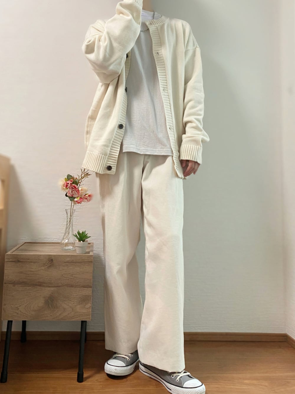 「カーディガン、コンバース、シンプル、UNIQLO、秋のコーデ、オールホワイト、きれいめカジュアル、ホワイトコーデ、シンプルコーデ、低身長、Junred、おしゃれさんと繋がりたい、いいね、save、フォローお願いします🤑、秋服準備はじめました、LIDNM」｜「LIDNMのKERSEY BAGGY TROUSERS（スラックス、ホワイト系）」を使った、Takiさん（メンズ・169cm）の秋コーディネートの1枚目の写真