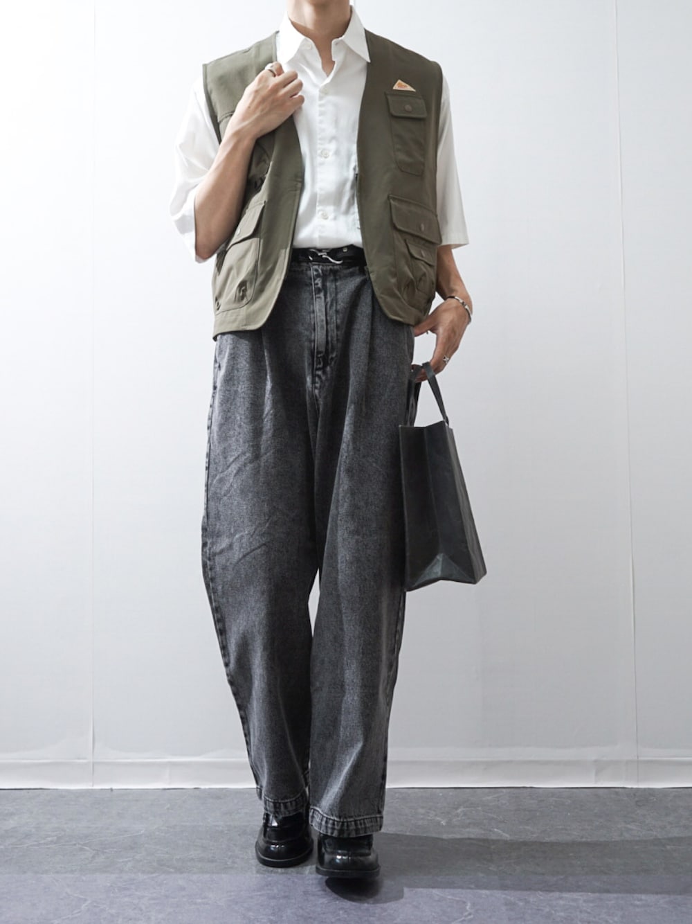 「WEARyouthコーデ、お出かけコーデ、フィッシングベスト、シャツスタイル、タックイン、デニム、ブラックデニム、ローファー、ミリタリー、プチプラ、夏コーデ、カジュアルコーデ、休日スタイル、半袖シャツ、低身長コーデ」｜「WEGOの∴WEGO by こーせ/【WEB限定】デニムワイドバギーパンツ（デニムパンツ、ブラック系）」を使った、Takiさん（骨格ウェーブ・メンズ・169cm）の夏コーディネートの1枚目の写真