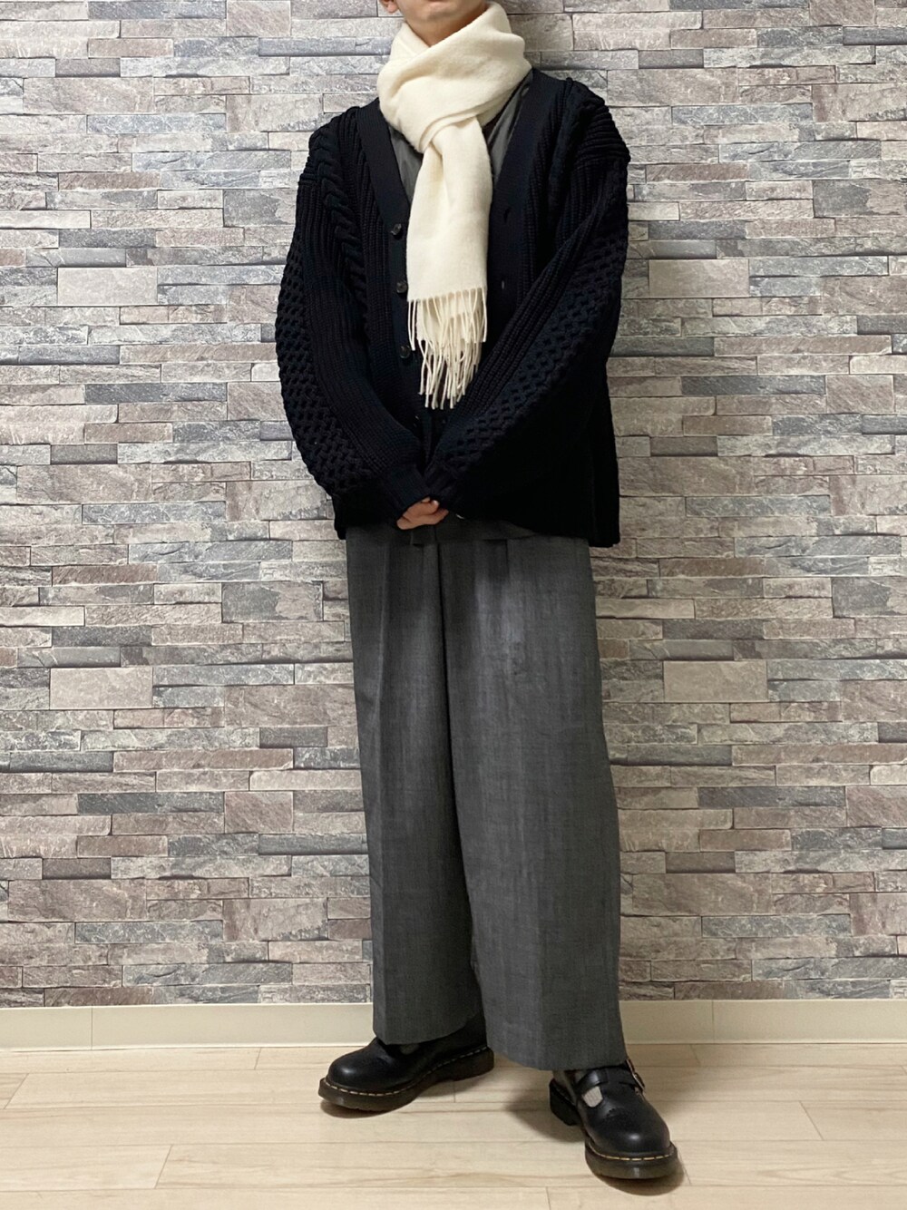 「カーディガン、マフラー、冬コーデ、LIDNM、adrer、ホワイト、Adam et Rope'、UNIQLO、Dr.Martens、あけましておめでとうございます！、新年一発目、今年もよろしくお願いします、シンプルコーデ、おしゃれさんと繋がりたい、いいね、save、フォローお願いします🤑」｜「Dr. MartensのDr.Martens R12916001  8065 MARY JANE BL（ドレスシューズ、ブラック系）」を使った、Takiさん（メンズ・169cm）の冬コーディネートの1枚目の写真
