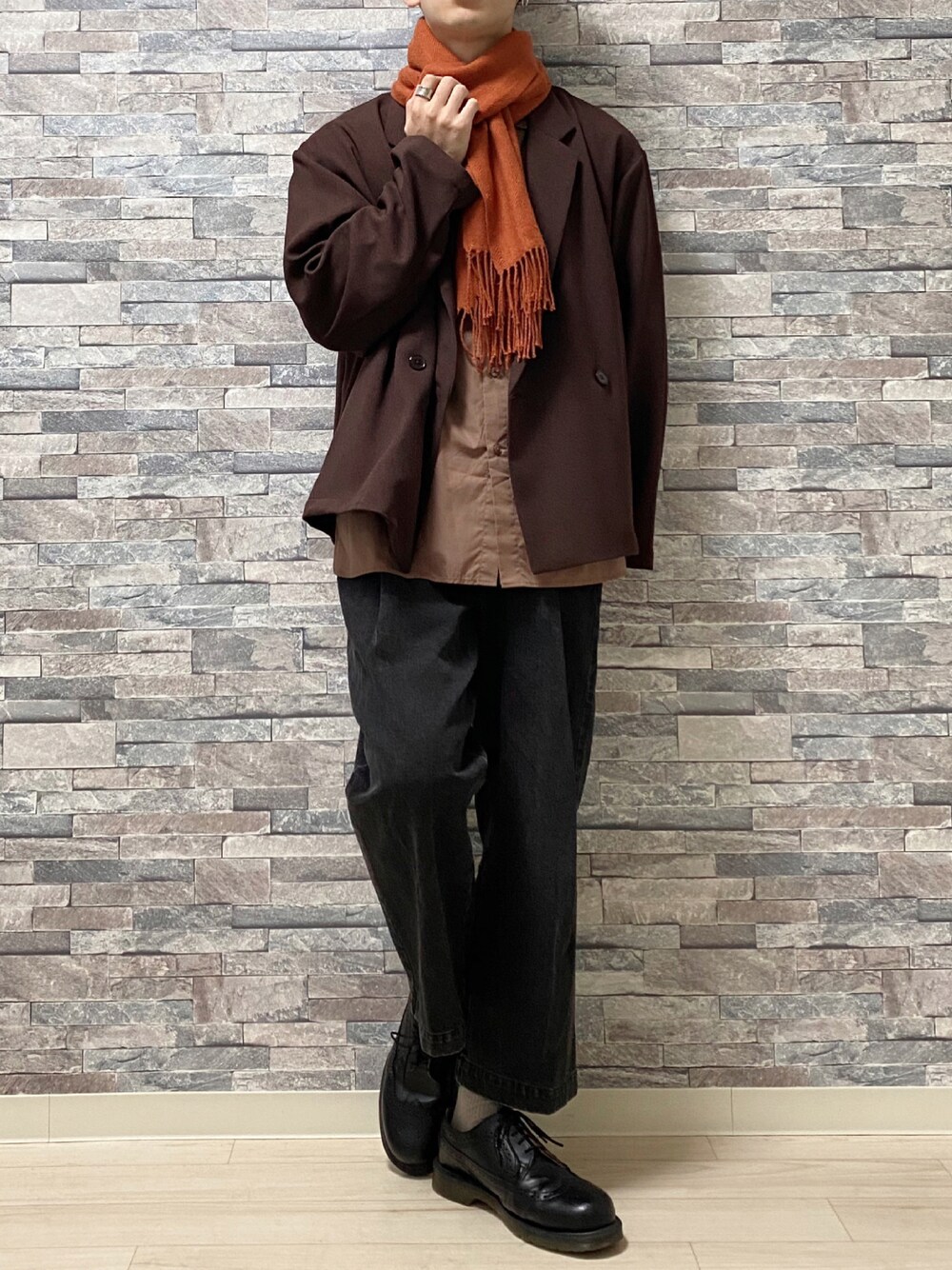 「お洒落さんとつながりたい、冬コーデ、マフラー、オレンジ、暖色コーデ、デニム、キレイめ、UNIQLO、journal standard、WYM、tk.TAKEO KIKUCHI、Dr.Martens、おしゃれさんと繋がりたい、いいね、save、フォローお願いします🤑、ジャケット」｜「tk.TAKEO KIKUCHIの【WEB限定】ワンタック ルーズワイドパンツ（その他パンツ、グレー系）」を使った、Takiさん（メンズ・169cm）の冬コーディネートの1枚目の写真