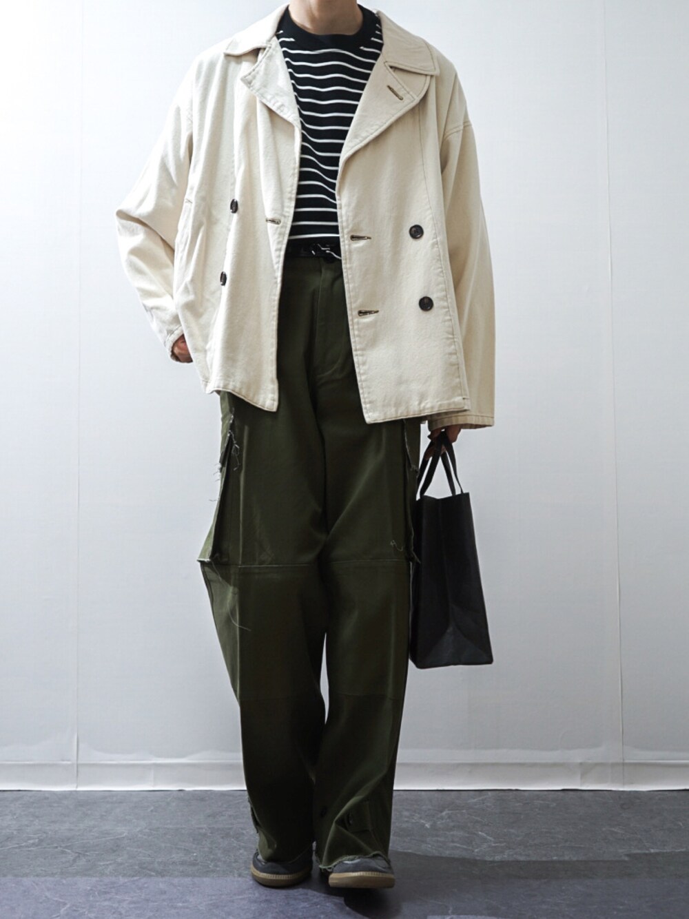 「秋服準備はじめました、秋コーデ、ボーダー、カーゴパンツ、デニムジャケット、ハンドバッグ、タックイン、カジュアルコーデ、ミリタリー、休日スタイル、シンプルスタイル、プチプラ、ビッグシルエット、WEARyouthコーデ」｜「soerteのWide straight military pants / ワイドストレート ミリタリー カーゴパンツ（カーゴパンツ、グリーン系）」を使った、Takiさん（骨格ウェーブ・メンズ・169cm）の夏コーディネートの1枚目の写真