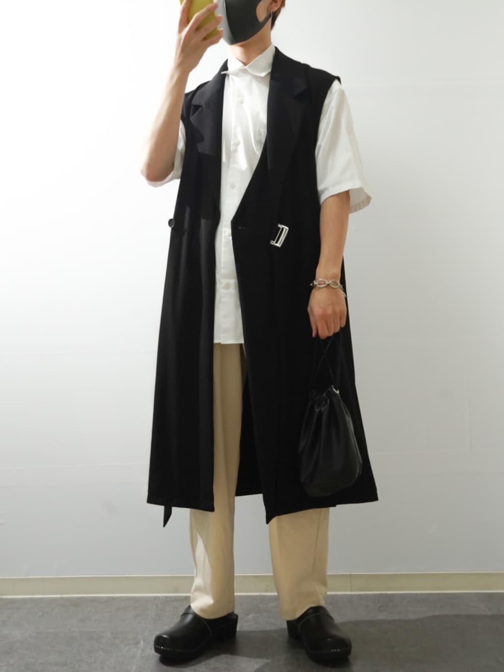 「ジレ、ロングジレ、キレイめ、シンプルコーデ、大人コーデ、白パンツ、ビッグシルエット、サンダル、サボサンダル、シャツスタイル、HARE、Adam et Rope'、Wrangler、DEVICE(DEVICE)、巾着バッグ」｜「DEVICEの【WEARISTA じーたー×DEVICE コラボ】Rename ソフトフェイクレザー 巾着バッグ /ショルダーバッグ / ハンドバッグ (ユニセックス)（ショルダーバッグ、ブラック系）」を使った、Takiさん（メンズ・169cm）の春コーディネートの1枚目の写真