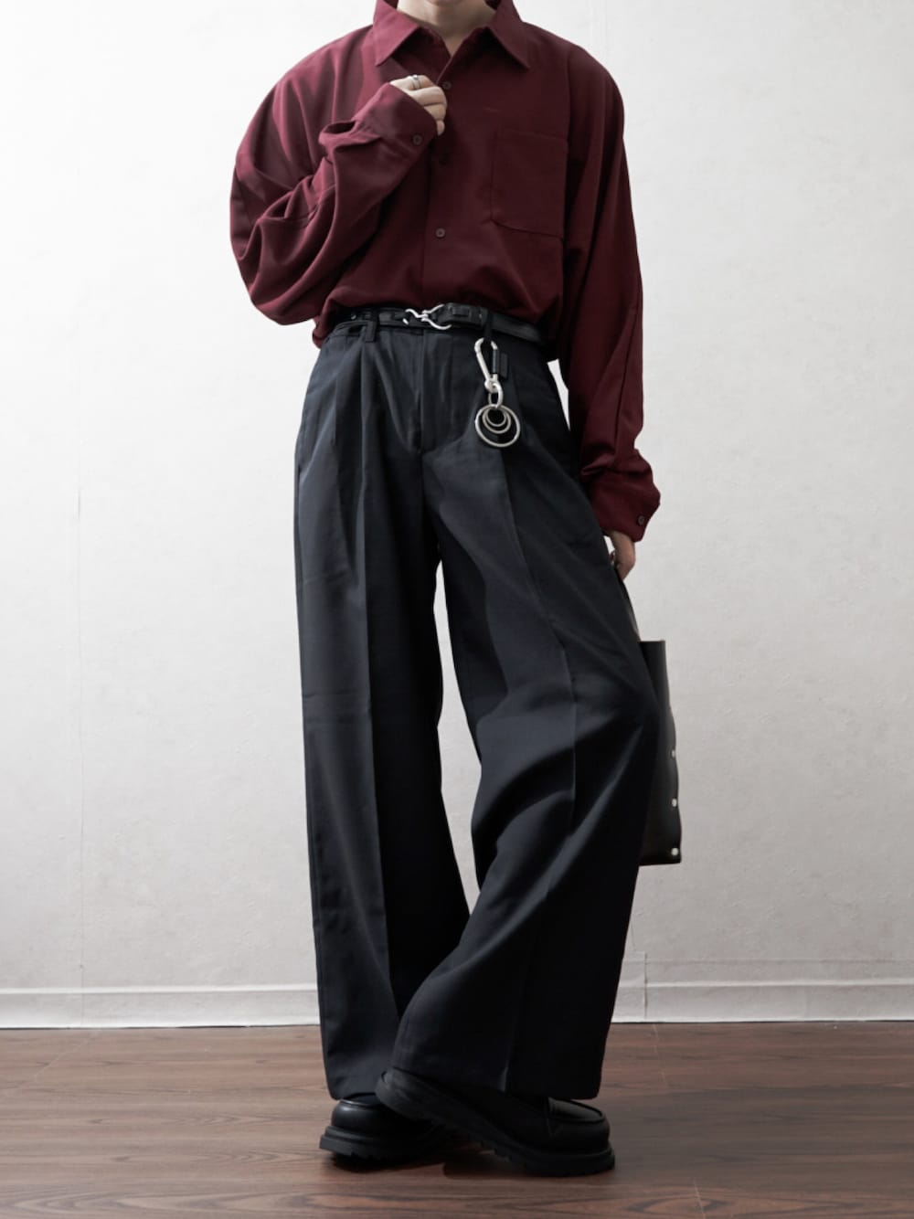 「アツいコーデ全部見せ、秋服準備はじめました、お出かけコーデ、シャツスタイル、シンプルスタイル、シャツコーデ、タックイン、スラックス、革靴、キレイめ、大人コーデ、ワインレッド、プチプラ、デートコーデ、ワイドパンツ」｜「ETELIOの梨地バルーンスリーブドルマン長袖シャツ（シャツ/ブラウス、レッド系）」を使った、Takiさん（骨格ウェーブ・メンズ・169cm）の夏コーディネートの1枚目の写真