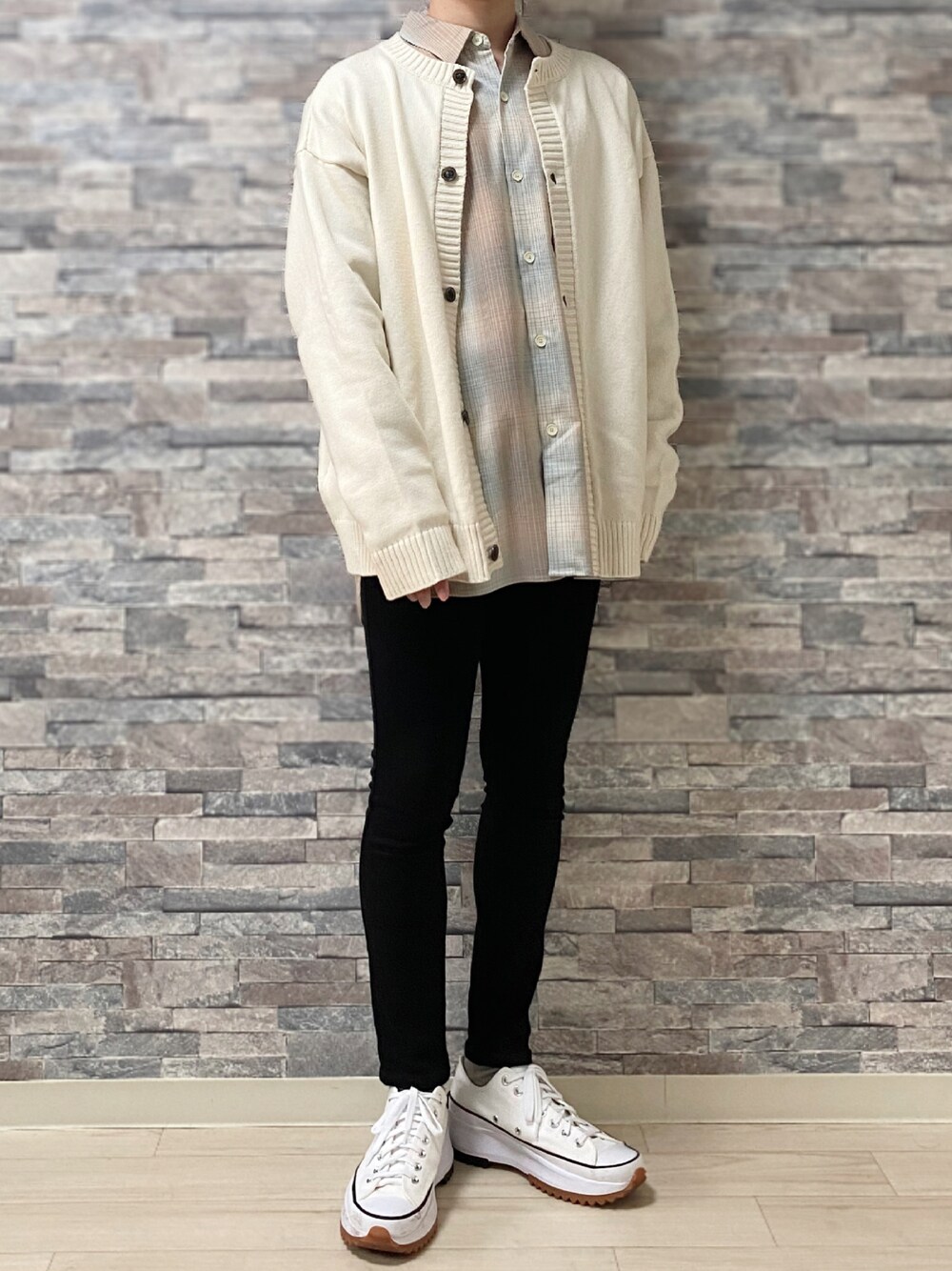 「カーディガン、チェックシャツ、秋のコーデ、converse、スニーカーコーデ、GU、きれいめカジュアル、シンプルコーデ、黒スキニー、Lui's、低身長コーデ、Junred、オトナカジュアル、お洒落さんとつながりたい、いいね、save、フォローお願いします🤑」｜「Lui'sのウルトラスキニーパンツ（デニムパンツ、ブラック系）」を使った、Takiさん（メンズ・169cm）の秋コーディネートの1枚目の写真