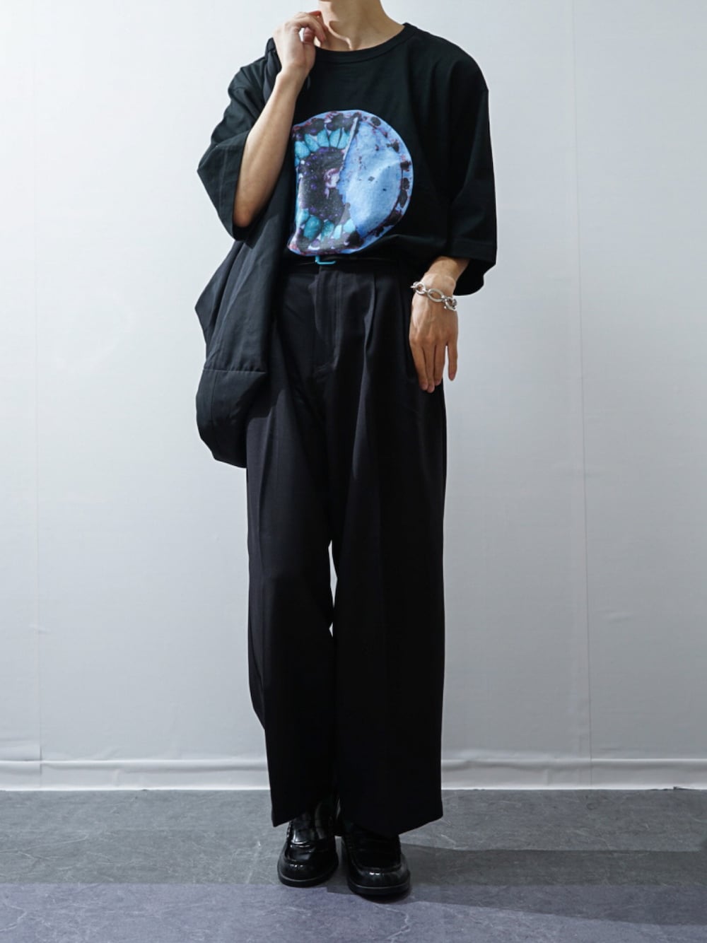 「グラフィックＴ、ブラックコーデ、ブラック、タックイン、ビッグシルエット、半袖Ｔシャツ、シンプルコーデ、キレイめ、トートバッグ、ローファー、春コーデ、プチプラ」｜「HARUTAのHARUTA ハルタ メンズ ローファー 6550（ローファー、ブラック系）」を使った、Takiさん（骨格ウェーブ・メンズ・169cm）の春コーディネートの1枚目の写真