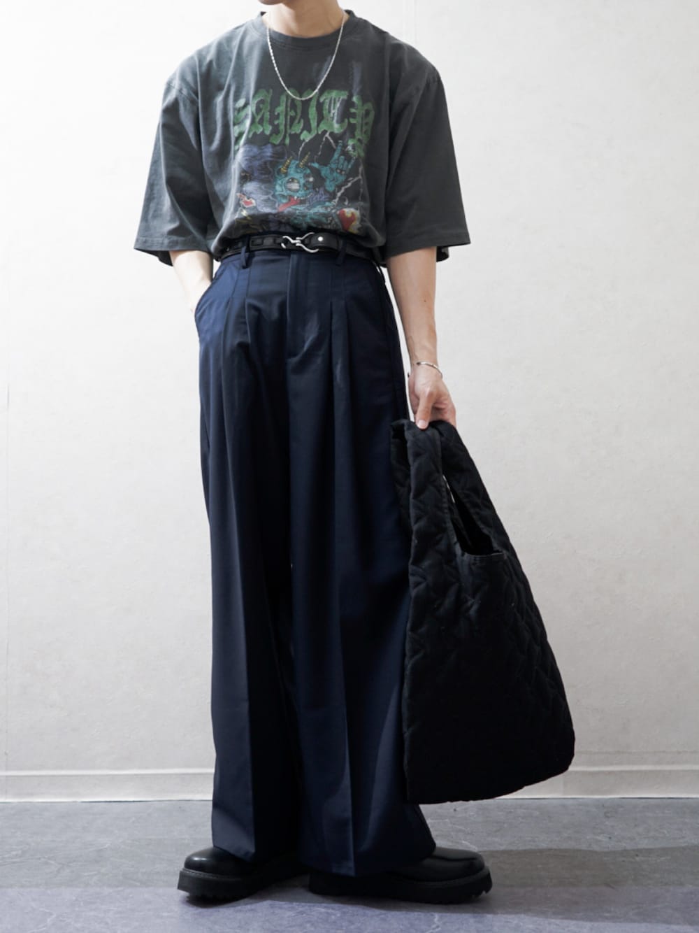「古着MIX、シンプルコーデ、PR、confirm、コンファーム、ピグメント、タックイン、スラックス、半袖Ｔシャツ、プリントT、革靴、初夏コーデ、夏コーデ、きれいめカジュアル、プチプラ」｜「Starting OverのPigment hard wash T-shirt/ピグメント ハードウォッシュ 半袖 Tシャツ（Tシャツ/カットソー、ブラック系）」を使った、Takiさん（骨格ウェーブ・メンズ・169cm）の春コーディネートの1枚目の写真