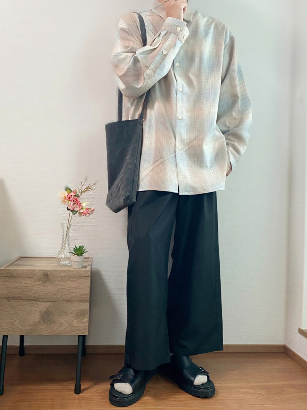 「低身長、秋コーデ、プチプラ、チェック、大人コーデ、秋のコーデ、シャツコーデ、チェックシャツ、秋服準備はじめました、GU、CASPER JOHN、Hender Scheme、EMMA  CLOTHES、お洒落さんとつながりたい、いいね、save、フォローお願いします🤑」｜「CASPER JOHNのWide Flare Buggy Pants/ワイドフレアバギーパンツ（その他パンツ、ブラック系）」を使った、Takiさん（メンズ・169cm）の秋コーディネートの1枚目の写真