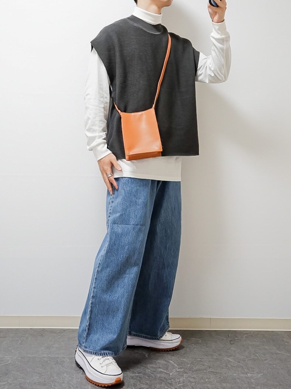 「ベスト、ニットベスト、ショルダーバッグ、スクエアバッグ、デニム、デニムパンツ、タートルネック、きれいめカジュアル、WYM、epnok、MURA、GU、converse、シンプルコーデ、春コーデ」｜「GUのアイテム（デニムパンツ、ブルー系）」を使った、Takiさん（メンズ・169cm）の冬コーディネートの1枚目の写真