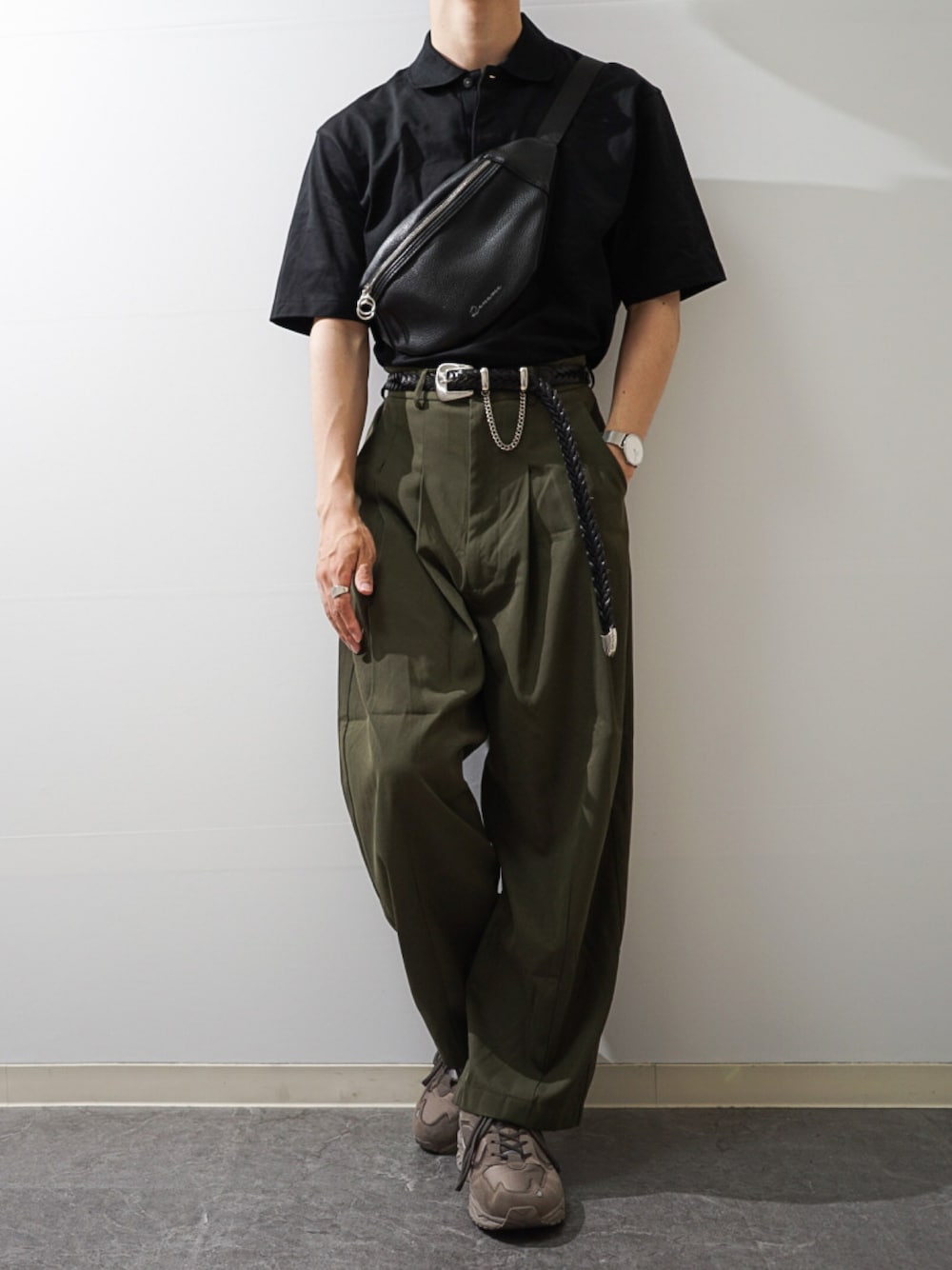 「カーキ、ポロシャツ、タックイン、春夏コーデ、ボディバッグ、プチプラ、大人コーデ、スニーカーコーデ、UNIQLO、remer、jieda、Moonstar、DEVICE(DEVICE)、きれいめカジュアル、オーバーサイズ」｜「remerのloose tapered wide PT / ルーズテーパードワイドパンツ（その他パンツ、グリーン系）」を使った、Takiさん（メンズ・169cm）の夏コーディネートの1枚目の写真