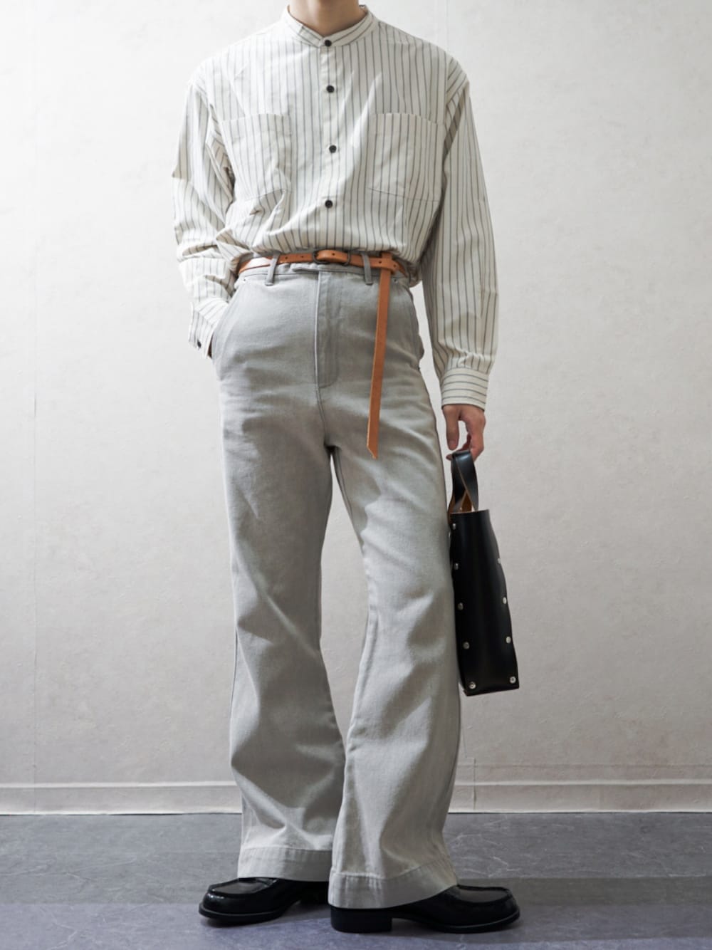 「春のおしゃ見えテクニック、休日スタイル、春コーデ、春服みてみて、春服デビュー宣言、シャツスタイル、バンドカラーシャツ、ストライプシャツ、デニム、フレアパンツ、淡色コーデ、シンプルコーデ、タックイン、ローファー、低身長」｜「Blemeのオーバーサイズ ダブルポケット バンドカラー ストライプシャツ（シャツ/ブラウス、ベージュ系）」を使った、Takiさん（骨格ウェーブ・メンズ・169cm）の春コーディネートの1枚目の写真