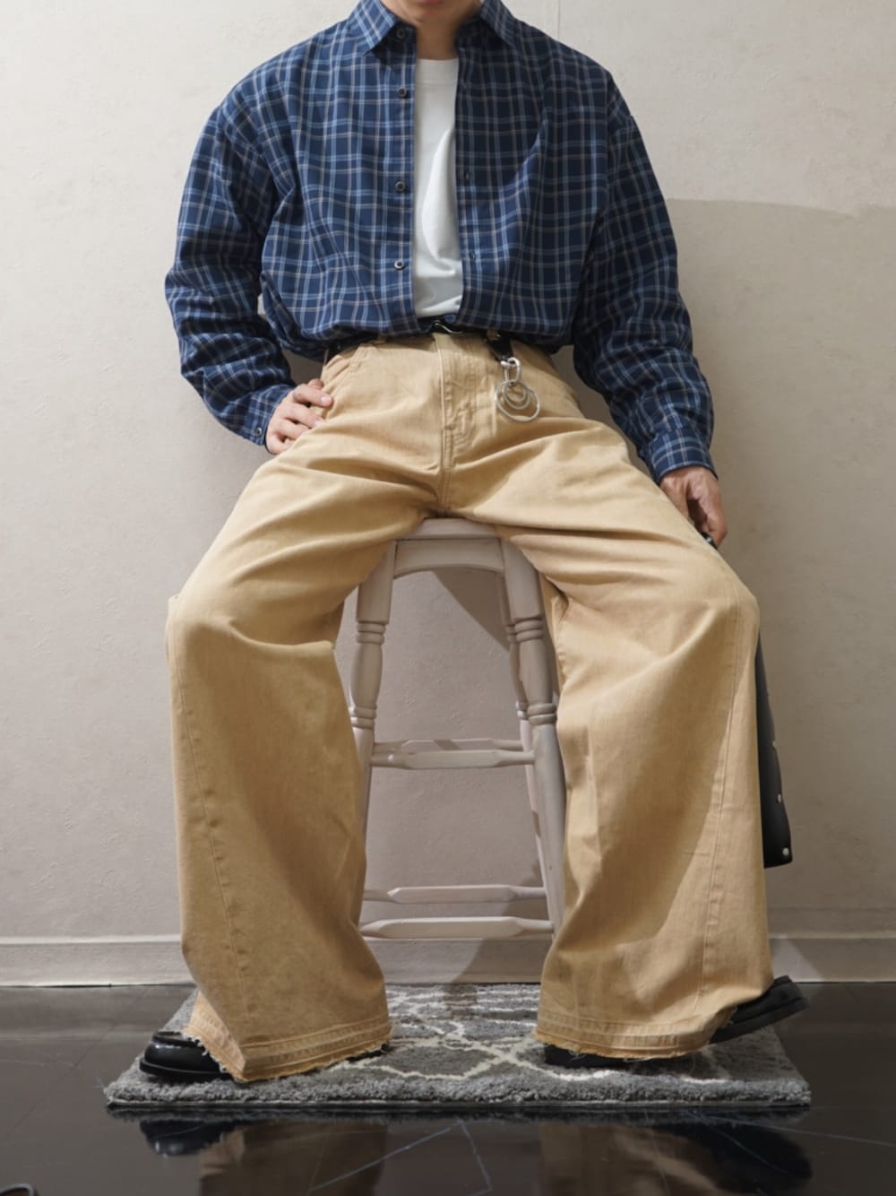「春コーデ、春服、シャツスタイル、シャツコーデ、チェックシャツ、タックイン、レイヤードスタイル、デニム、ベージュ、ローファー、きれいめカジュアル、大人カジュアル、お出かけコーデ、プチプラ、デートコーデ」｜「RAGEBLUEのアソートチェックオーバーサイズシャツ（シャツ/ブラウス、ブルー系）」を使った、Takiさん（骨格ウェーブ・メンズ・169cm）の春コーディネートの1枚目の写真
