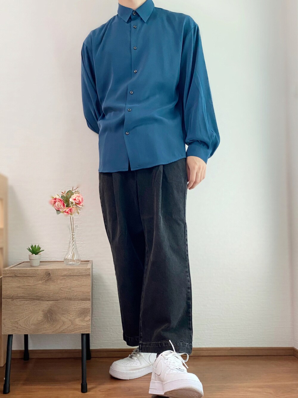 「デニム、シンプル、NIKE、ブルー、スニーカーコーデ、デニムパンツ、きれいめカジュアル、シンプルコーデ、シャツスタイル、低身長、秋コーデ、ルイス(Lui's)、おしゃれさんと繋がりたい、tk.TAKEO KIKUCHI、いいね、save、フォローお願いします🤑」｜「tk.TAKEO KIKUCHIの【WEB限定】ワンタック ルーズワイドパンツ（その他パンツ、グレー系）」を使った、Takiさん（メンズ・169cm）の秋コーディネートの1枚目の写真