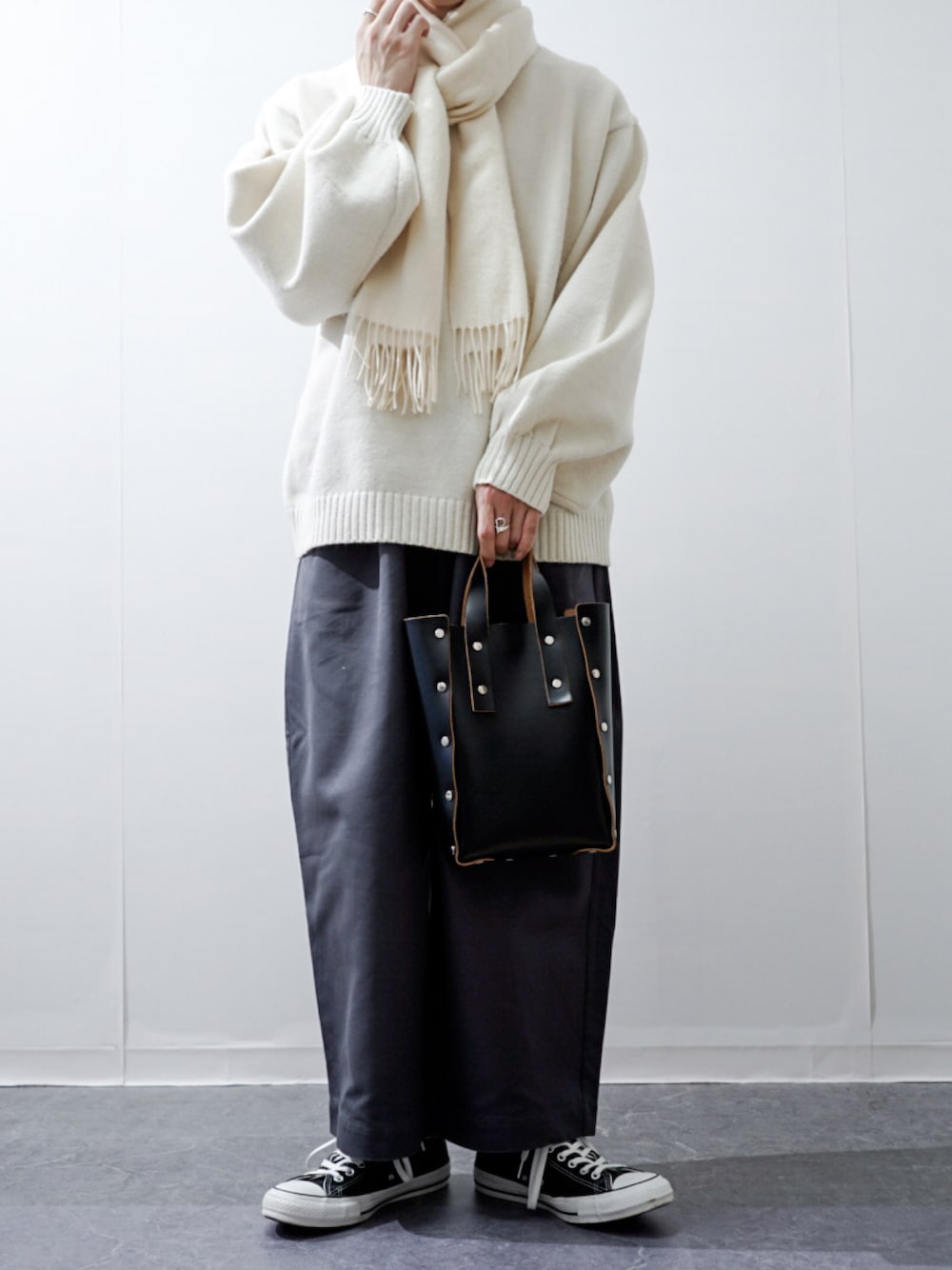 「新星WEARISTAにエントリー、WEARyouthコーデ、クリスマスに着たい服、ニット、マフラー、モノトーン、チノパン、きれいめカジュアル、冬コーデ、コンバース、プチプラ、シンプルコーデ、スニーカー、ワイドパンツ、ハンドバッグ」｜「cussilの【cussil/クシル】ハイファンクショナルニット ワイドバルーンスリーブ ルーズ セーター（ニット/セーター、ホワイト系）」を使った、Takiさん（骨格ウェーブ・メンズ・169cm）の冬コーディネートの1枚目の写真