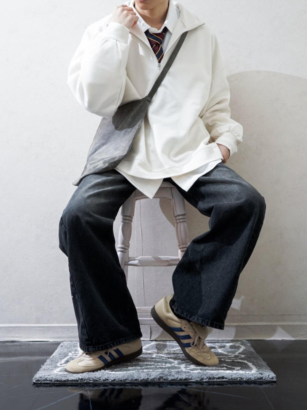 「春めき満開コーデ、春コーデ、ネクタイ、春色、ハーフジップ、シャツスタイル、シャツコーデ、レイヤードスタイル、デニム、スニーカー、プチプラ、きれいめカジュアル、オトナカジュアル、デートコーデ、大人カジュアル」｜「ETELIOのサイドレースハーフジップカノコポンチプルオーバー（スウェット、ベージュ系）」を使った、Takiさん（骨格ウェーブ・メンズ・169cm）の春コーディネートの1枚目の写真