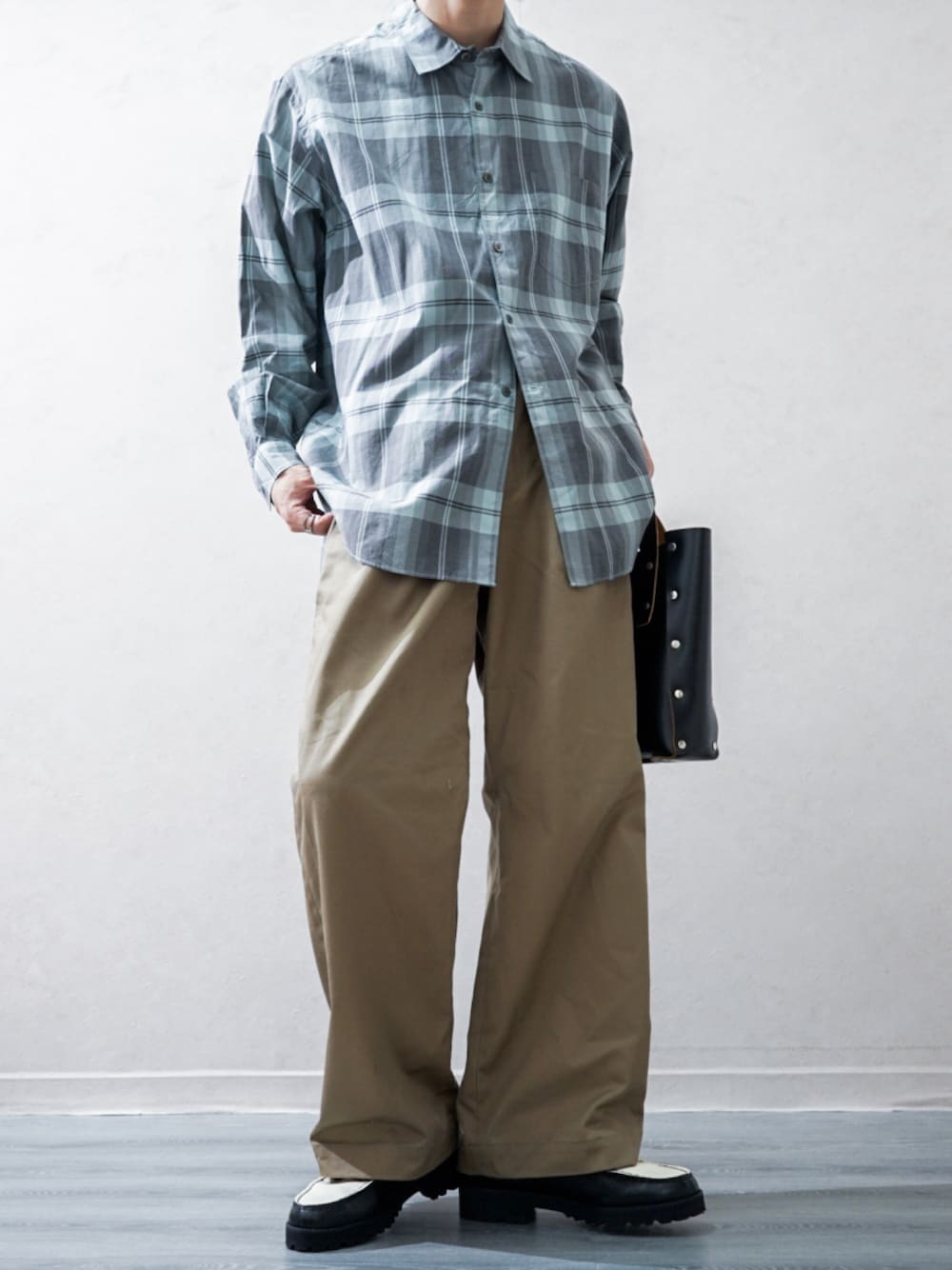 グリーン系のシャツ/ブラウス、ベージュ系のチノパンツ、その他のローファーを着用したメンズの秋コーディネートの1枚目の写真