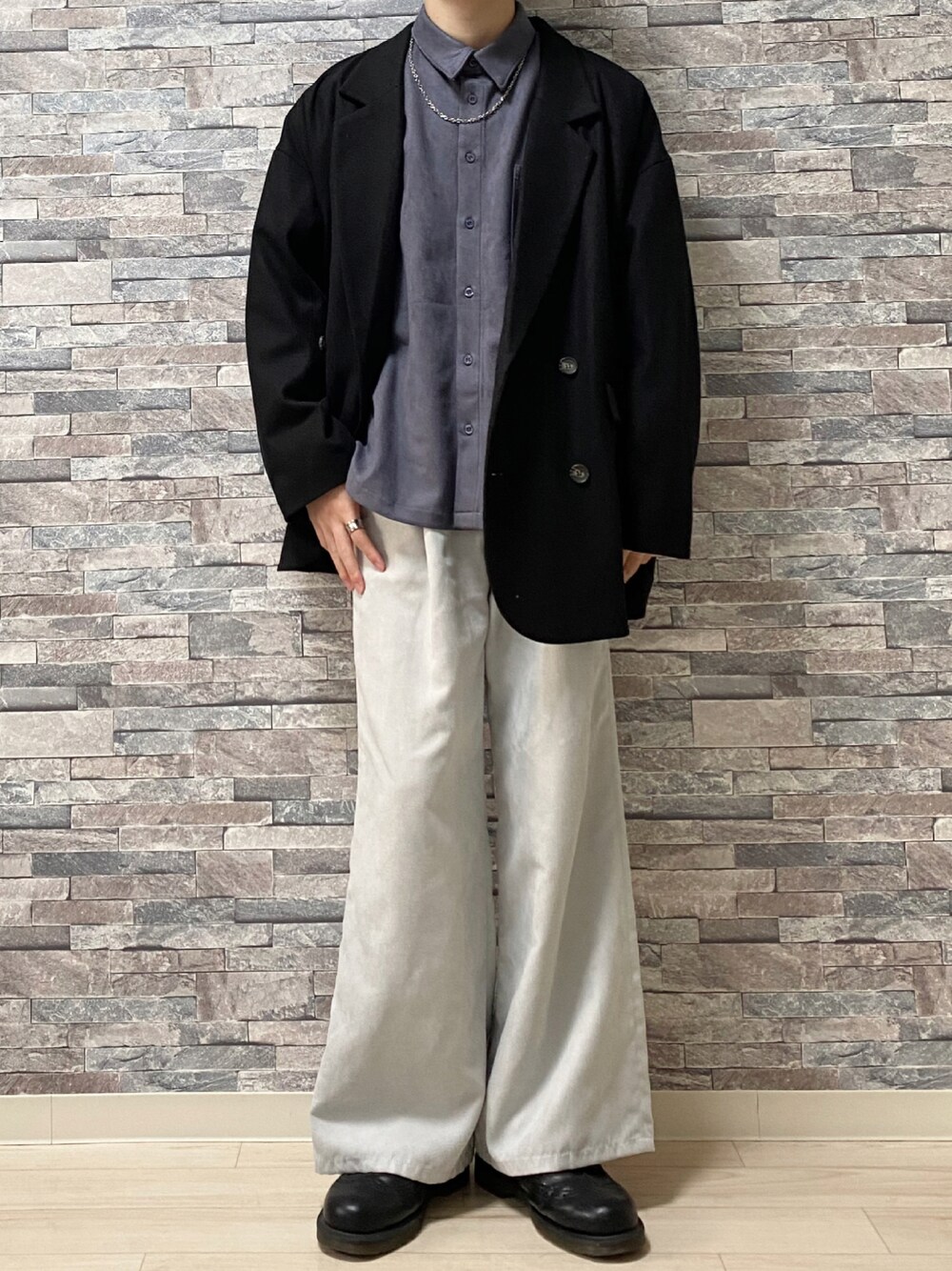「おしゃれさんと繋がりたい、冬コーデ、シンプル、オーバーサイズ、ブラックコーデ、フレアパンツ、モード、パープル、シャツスタイル、キレイめ、epnok、Ellno Loset、HARE、ADRER、いいね、save、フォローお願いします🤑」｜「HAREのヌバックライクフレアパンツ(HARE)（その他パンツ、グレー系）」を使った、Takiさん（メンズ・169cm）の冬コーディネートの1枚目の写真