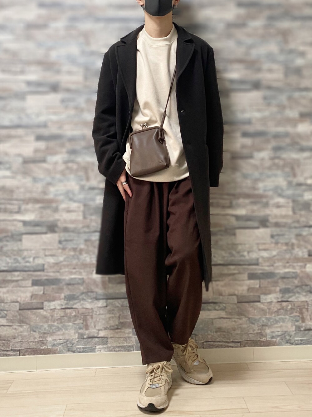 「スニーカー、チェスターコート、New Balance、冬コーデ、ブラウン、journal standard、大人コーデ、きれいめカジュアル、シンプルコーデ、ミニバッグ、低身長コーデ、おしゃれさんと繋がりたい、いいね、save、フォローお願いします🤑、WYM、epnok」｜「JOURNAL STANDARDのSLOWTACK EASY P/FLANNEL（その他パンツ、ブラウン系）」を使った、Takiさん（メンズ・169cm）の秋コーディネートの1枚目の写真