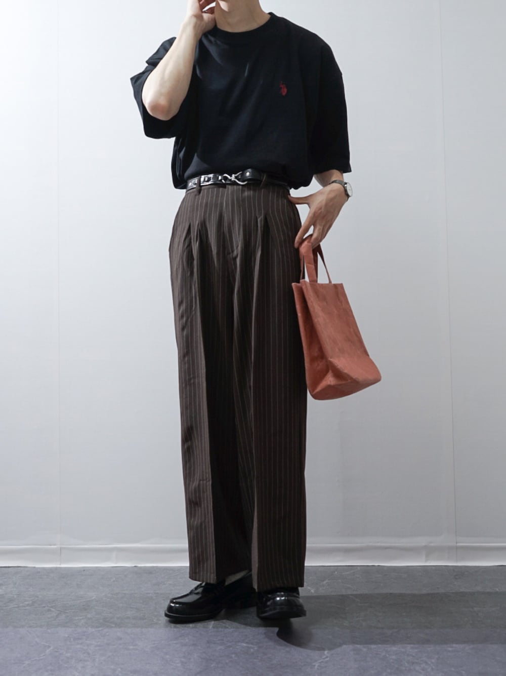 「このスタイルがお気に入り、夏コーデ、シンプルスタイル、ワイドパンツ、ストライプ、タックイン、半袖Ｔシャツ、スラックス、大人コーデ、ローファー、厚底シューズ、きれいめカジュアル、プチプラ、Tシャツ、大人カジュアル」｜「SIWA・紙和のラウンドバッグ（トートバッグ、レッド系）」を使った、Takiさん（骨格ウェーブ・メンズ・169cm）の夏コーディネートの1枚目の写真
