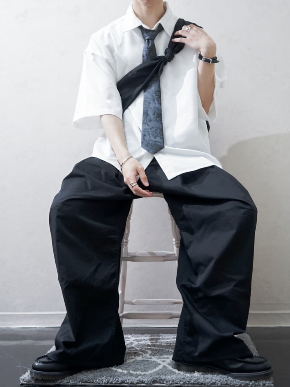「最近のいい感じコーデ、春夏コーデ、夏コーデ、シャツスタイル、ネクタイ、ワイドパンツ、ローファー、ショルダーバッグ、きれいめカジュアル、大人カジュアル、プチプラ、休日スタイル、モノトーン、お出かけコーデ、デートコーデ」｜「RUUBONの【RUUBON】TR regular color shirt / TR レギュラーカラーシャツ（シャツ/ブラウス、ホワイト系）」を使った、Takiさん（骨格ウェーブ・メンズ・169cm）の春コーディネートの1枚目の写真