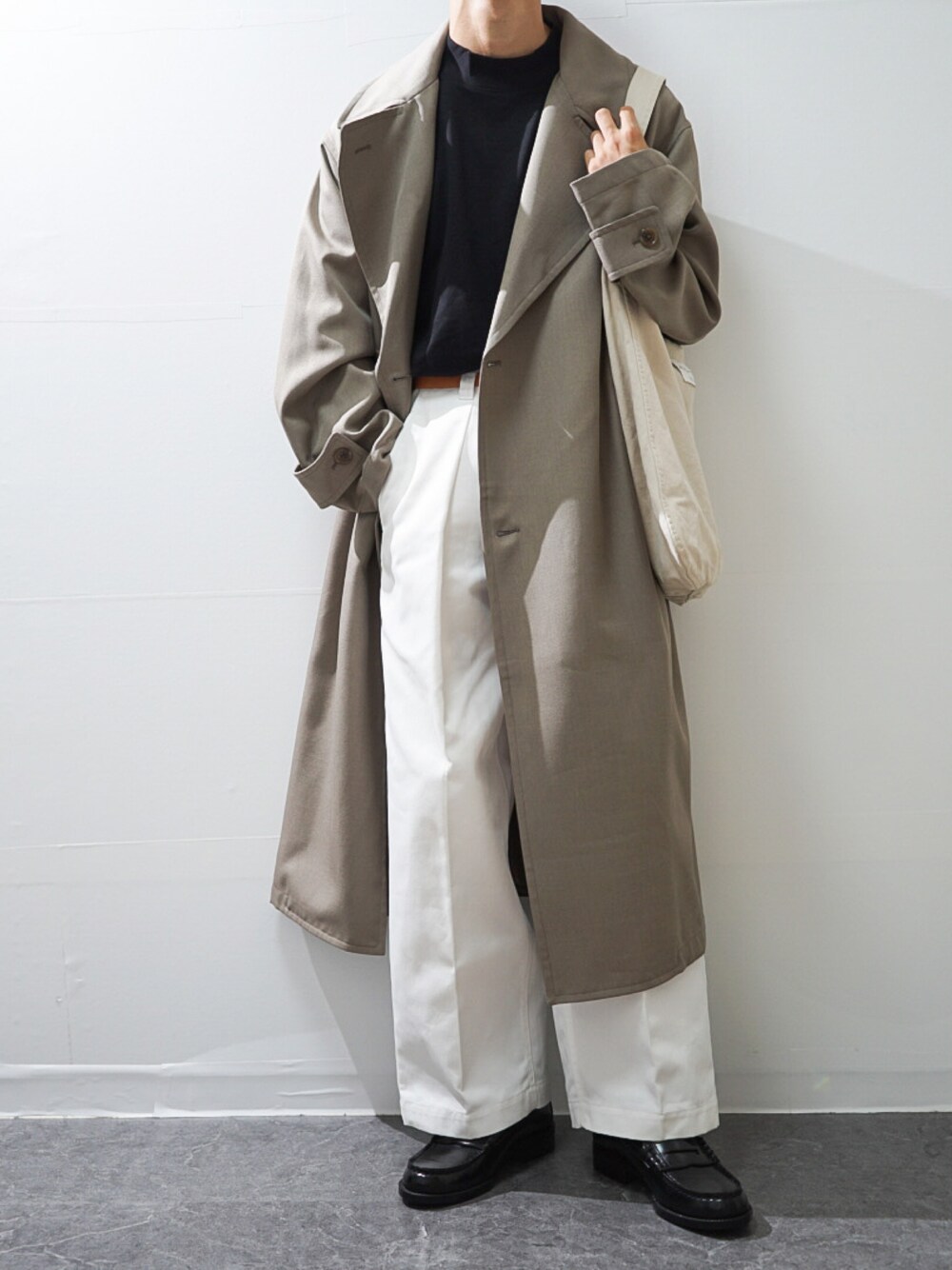 「秋ルック紹介するよ、コート、秋服、秋コーデ、プチプラ、ビッグシルエット、白パンツ、タックイン、ベージュ、キレイめ」｜「HARUTAのHARUTA ハルタ メンズ ローファー 6550（ローファー、ブラック系）」を使った、Takiさん（骨格ウェーブ・メンズ・169cm）の秋コーディネートの1枚目の写真