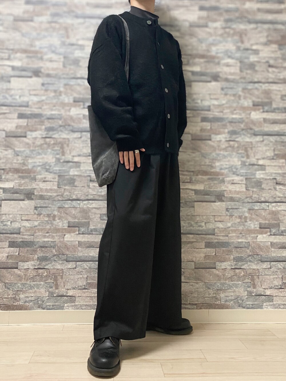 「カーディガン、ブラックコーデ、オールブラック、Dr.Martens、ワイドパンツ、Aライン、Hender Scheme、大人コーデ、シンプルコーデ、低身長コーデ、CASPER JOHN、おしゃれさんと繋がりたい、いいね、save、フォローお願いします🤑、モヘアライク、Ellno Loset」｜「Ellno Losetの2WAYモヘアタッチカーディガン（カーディガン/ボレロ、ブラック系）」を使った、Takiさん（メンズ・169cm）の秋コーディネートの1枚目の写真