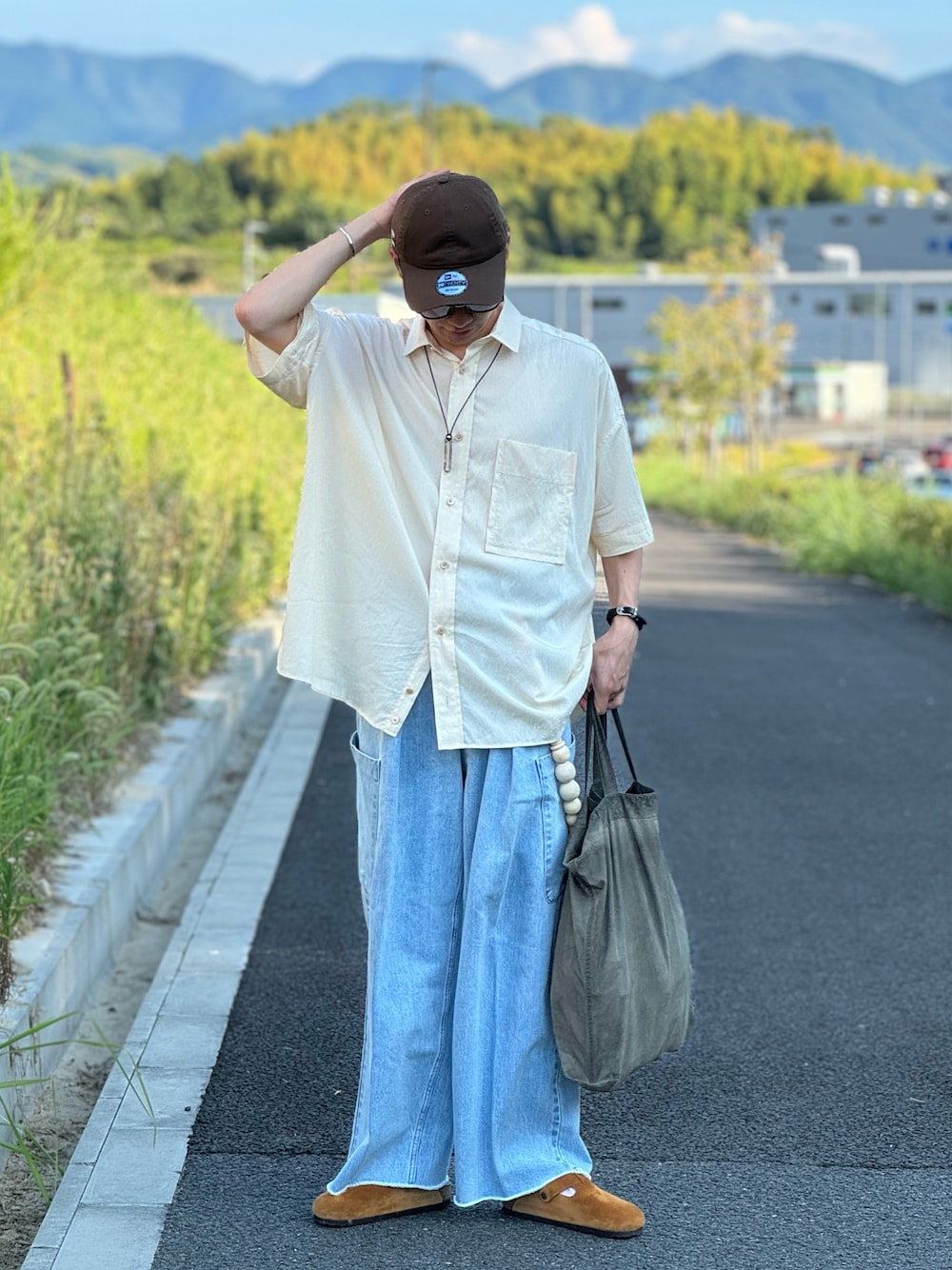 「アツいコーデ全部見せ、夏コーデ、デニム、デニムパンツ、シャツスタイル、シャツ好き集まれ、キャップ、きれいめカジュアル、サンダル、ショルダーバッグ、シンプルコーデ、ブラウン、低身長、オトナカジュアル、ワイドデニム」｜「DulcamaraのショートスリーブBigシャツ-S（シャツ/ブラウス、ホワイト系）」を使った、Takiさん（骨格ウェーブ・メンズ・169cm）の夏コーディネートの1枚目の写真