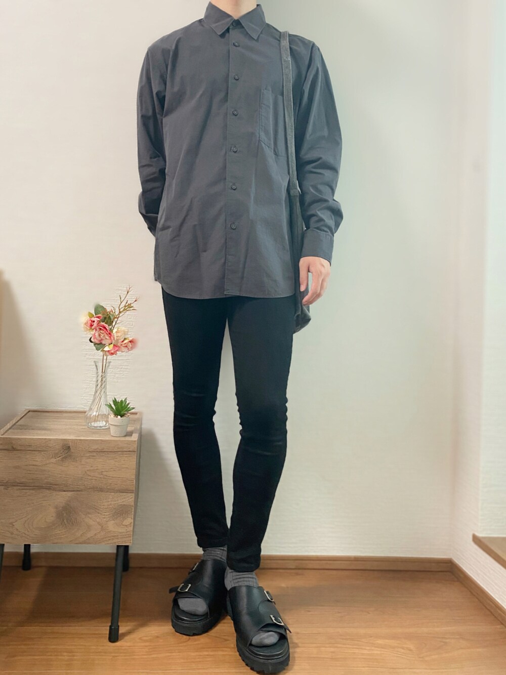 「いいね、save、フォローお願いします🤑、シンプルコーデ、秋コーデ、大人コーデ、低身長コーデ、秋服準備はじめました、ブラックコーデ、UNIQLO、EMMA  CLOTHES、ルイス(Lui's)、Hender Scheme、黒スキニー、キレイめ、シャツスタイル、おしゃれさんと繋がりたい」｜「Lui'sのウルトラスキニーパンツ（デニムパンツ、ブラック系）」を使った、Takiさん（メンズ・169cm）の秋コーディネートの1枚目の写真