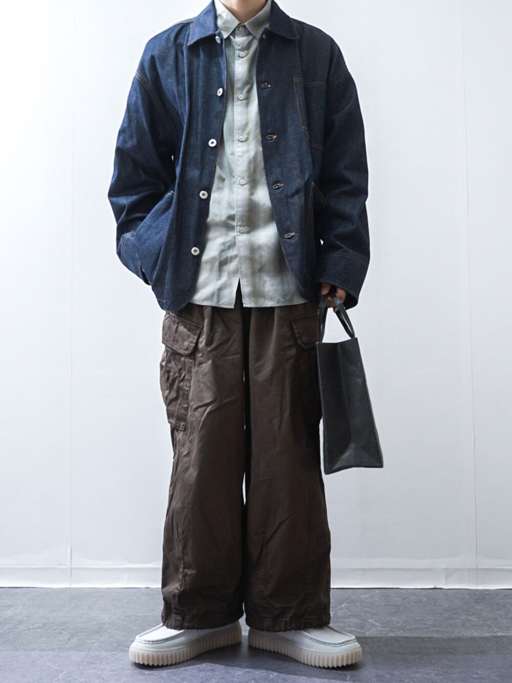 「秋服準備はじめました、シャツスタイル、デニム、デニムジャケット、チェックシャツ、カーゴパンツ、ハンドバッグ、休日コーデ、お出かけコーデ、秋コーデ、プチプラ、clarks、クラークス、PR、WEARyouthコーデ」｜「RAGEBLUEのM-65/ジャーマンクロスカーゴパンツ（カーゴパンツ、ブラウン系）」を使った、Takiさん（骨格ウェーブ・メンズ・169cm）の夏コーディネートの1枚目の写真