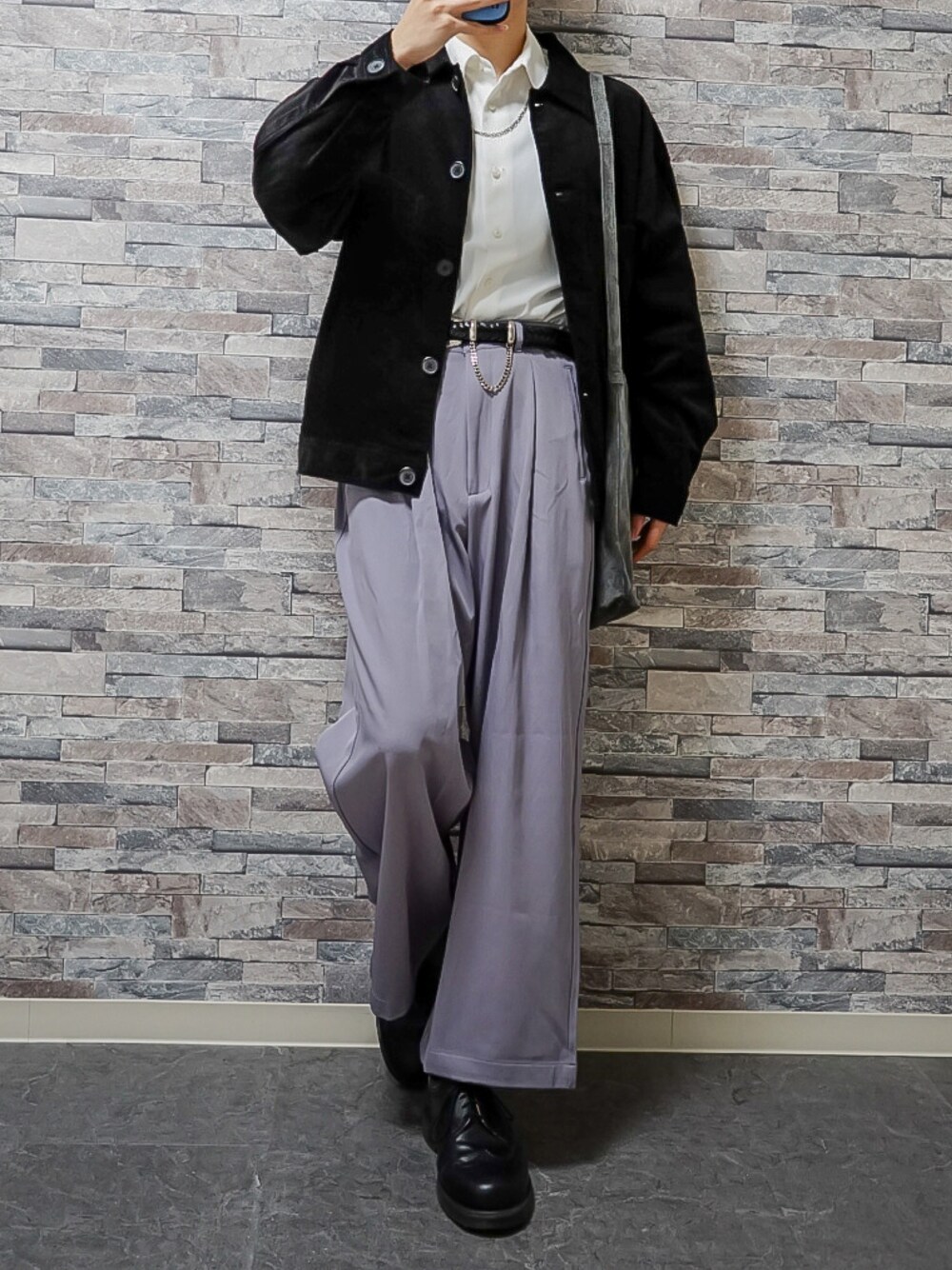 「パープル、カラーパンツ、タックイン、シャツスタイル、キレイめ、春コーデ、シンプルコーデ、大人コーデ、トートバッグ、GU、Lui's、jieda、LILL、Dr.Martens、Hender Scheme」｜「LILLのポリトロストレッチ半袖ビッグポケットジップシャツ＆ワイドパンツ　セットアップ（セットアップ、グリーン系）」を使った、Takiさん（メンズ・169cm）の冬コーディネートの1枚目の写真