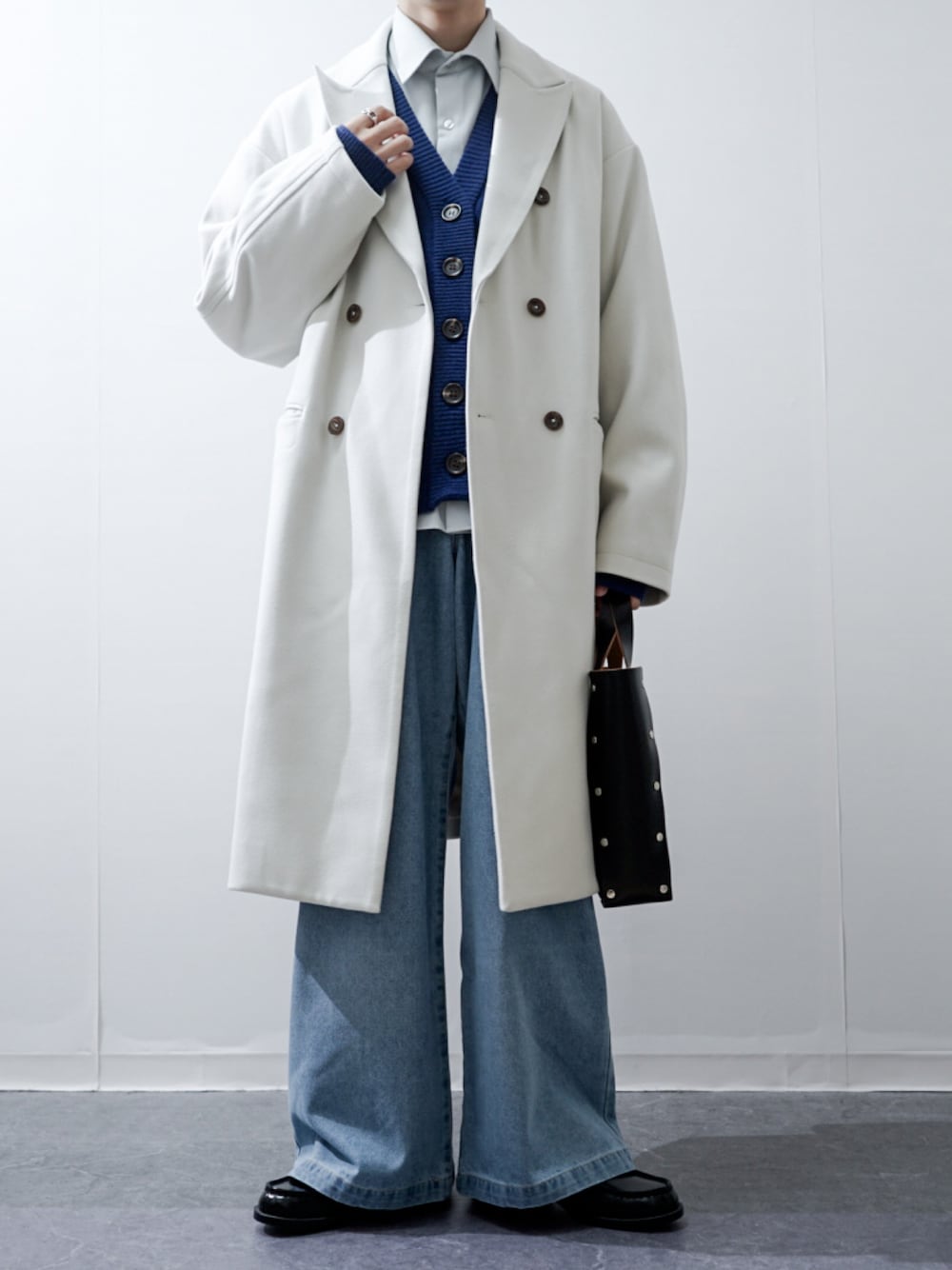 「ファッションを楽しもう、WEARyouthコーデ、コート、チェスターコート、カーディガン、シャツスタイル、デニム、きれいめカジュアル、ローファー、厚底シューズ、プチプラ、お出かけコーデ、休日スタイル、低身長コーデ、冬アウター」｜「RAGEBLUEのウーリーテック/ダブルチェスターロングコート（チェスターコート、ホワイト系）」を使った、Takiさん（骨格ウェーブ・メンズ・169cm）の秋コーディネートの1枚目の写真