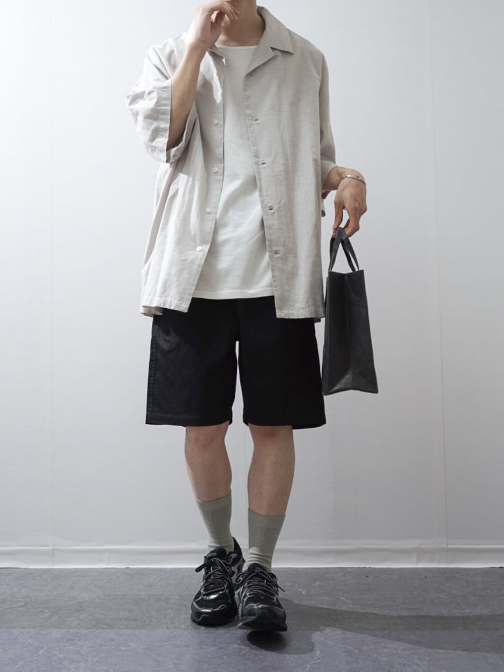 「WEARyouthコーデ、初夏コーデ、シンプルコーデ、ショートパンツ、ショーツ、休日コーデ、シャツスタイル、モノトーン、ニューバランス、ハンドバッグ、カジュアルコーデ、プチプラ、半袖シャツ、低身長コーデ、タンクトップ」｜「RUUBONの【RUUBON】linen open collar shirt / リネン オープンカラーシャツ（シャツ/ブラウス、ベージュ系）」を使った、Takiさん（骨格ウェーブ・メンズ・169cm）の夏コーディネートの1枚目の写真