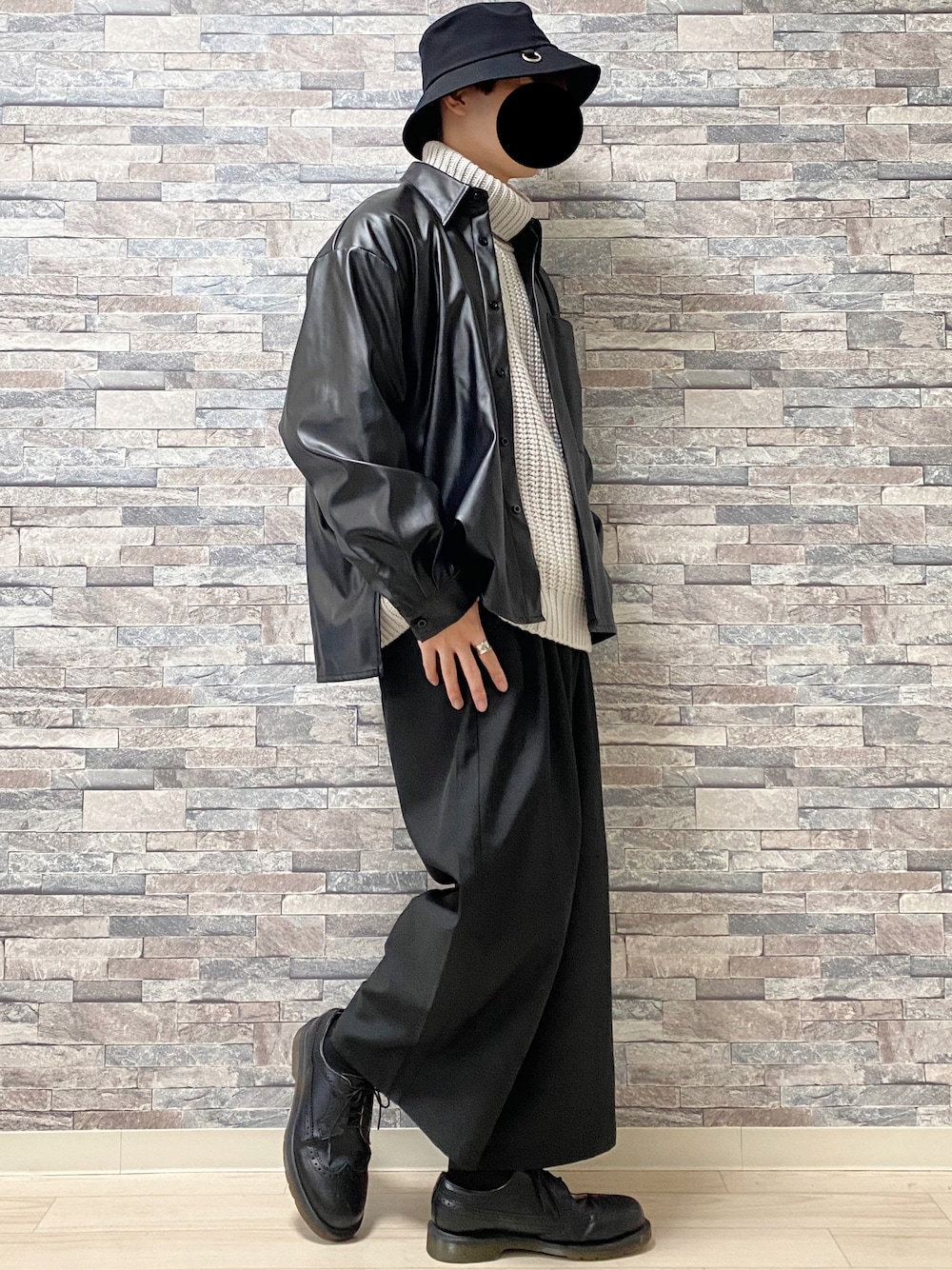 「モード、バケットハット、レザージャケット、タートルネック、ワイドパンツ、モノトーン、おしゃれさんと繋がりたい、いいね、save、フォローお願いします🤑、キレイめ、大人コーデ、HARE、epnok、CASPER JOHN、Dr.Martens、シンプルコーデ」｜「HAREのロングブリムRINGバケハ(HARE)（ハット、ブラック系）」を使った、Takiさん（メンズ・169cm）の冬コーディネートの1枚目の写真