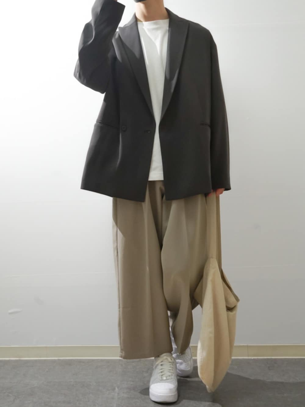 「ジャケット、春コーデ、ワイドパンツ、シンプルコーデ、大人コーデ、キレイめ、トートバッグ、白スニーカー、WYM、UNIQLO、CASPER JOHN、NIKE、remer、おしゃれさんと繋がりたい、いいね、save、フォローお願いします🤑」｜「WYM LIDNMの【WYM LIDNM】MINIMAL DOUBLE JK SET-UP（セットアップ、グレー系）」を使った、Takiさん（メンズ・169cm）の春コーディネートの1枚目の写真
