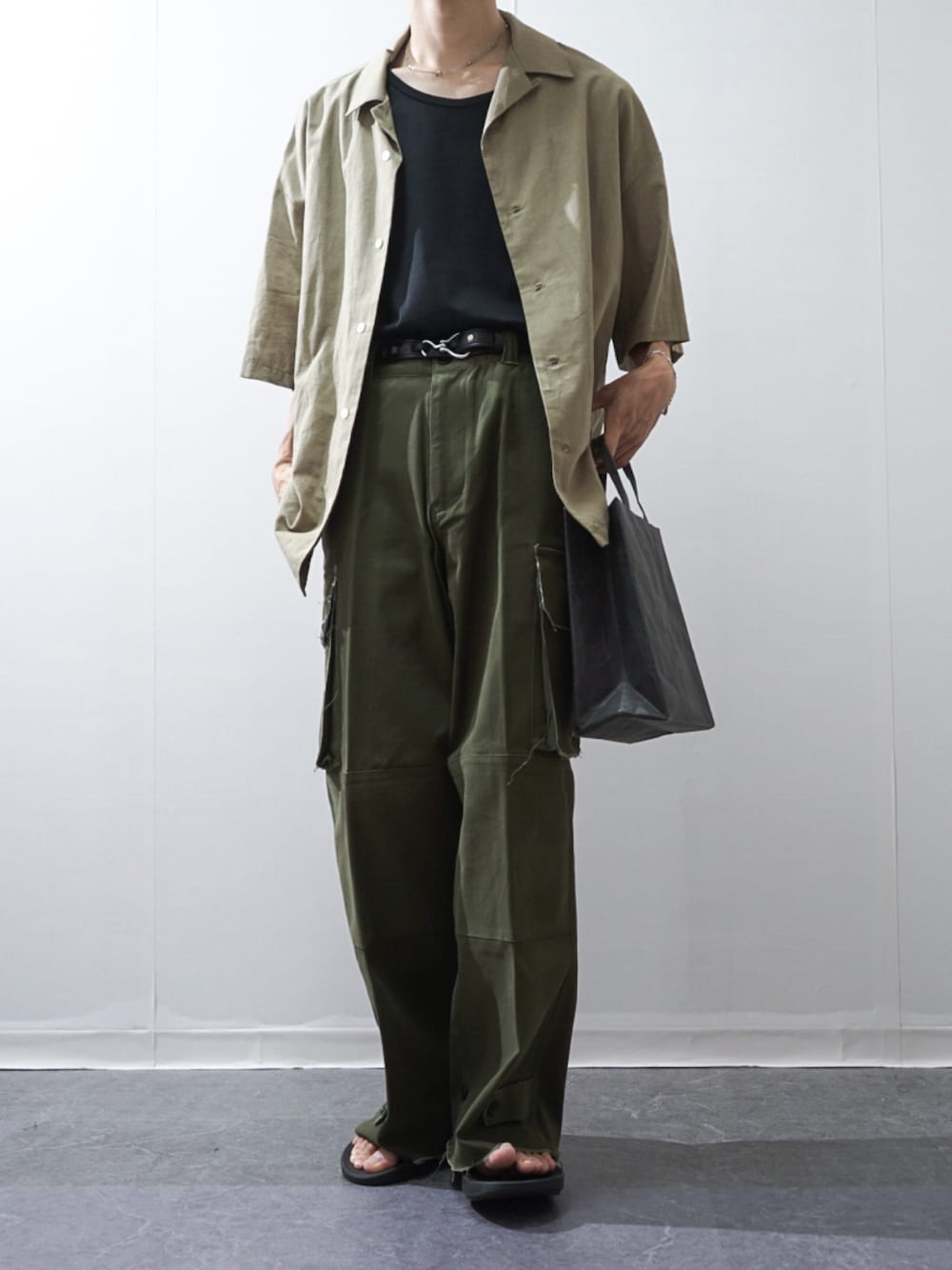「WEARyouthコーデ、お出かけコーデ、カーゴパンツ、夏コーデ、タックイン、カーキパンツ、プチプラ、シャツスタイル、半袖シャツ、タンクトップ、サンダル、休日コーデ、ビッグシルエット、低身長、カジュアルコーデ」｜「tk.TAKEO KIKUCHIのハイゲージスムースタンクトップ（タンクトップ、ブラック系）」を使った、Takiさん（骨格ウェーブ・メンズ・169cm）の夏コーディネートの1枚目の写真