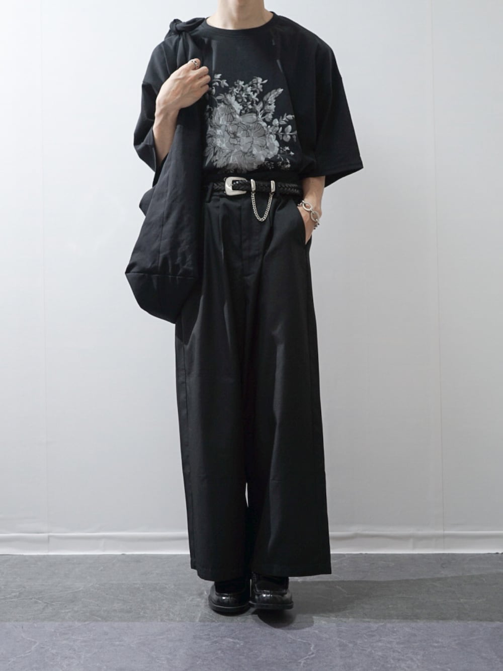 「オールブラック、ブラックコーデ、タックイン、フレアパンツ、グラフィックＴ、トートバッグ、半袖Ｔシャツ、シンプルコーデ、モノトーン、ローファー、プチプラ」｜「CASPER JOHNのWide Flare Buggy Pants/ワイドフレアバギーパンツ（その他パンツ、ブラック系）」を使った、Takiさん（骨格ウェーブ・メンズ・169cm）の春コーディネートの1枚目の写真